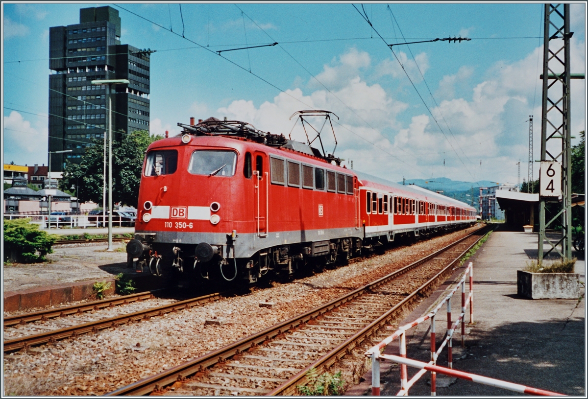 Die DB 110 350-6 wartet in Lörrach Stetten mit der RB 18082 nach Freiburg auf die Abfahrt.

Analogbild vom August 2002