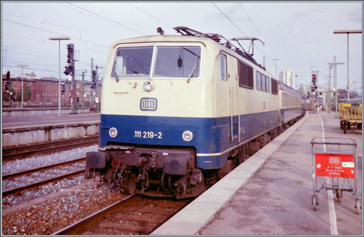 Die DB 111 219-2 schiebt ihren in Stuttgart HBF angekommen Reisezug in die Abstellanlage. 

Dezember 1989