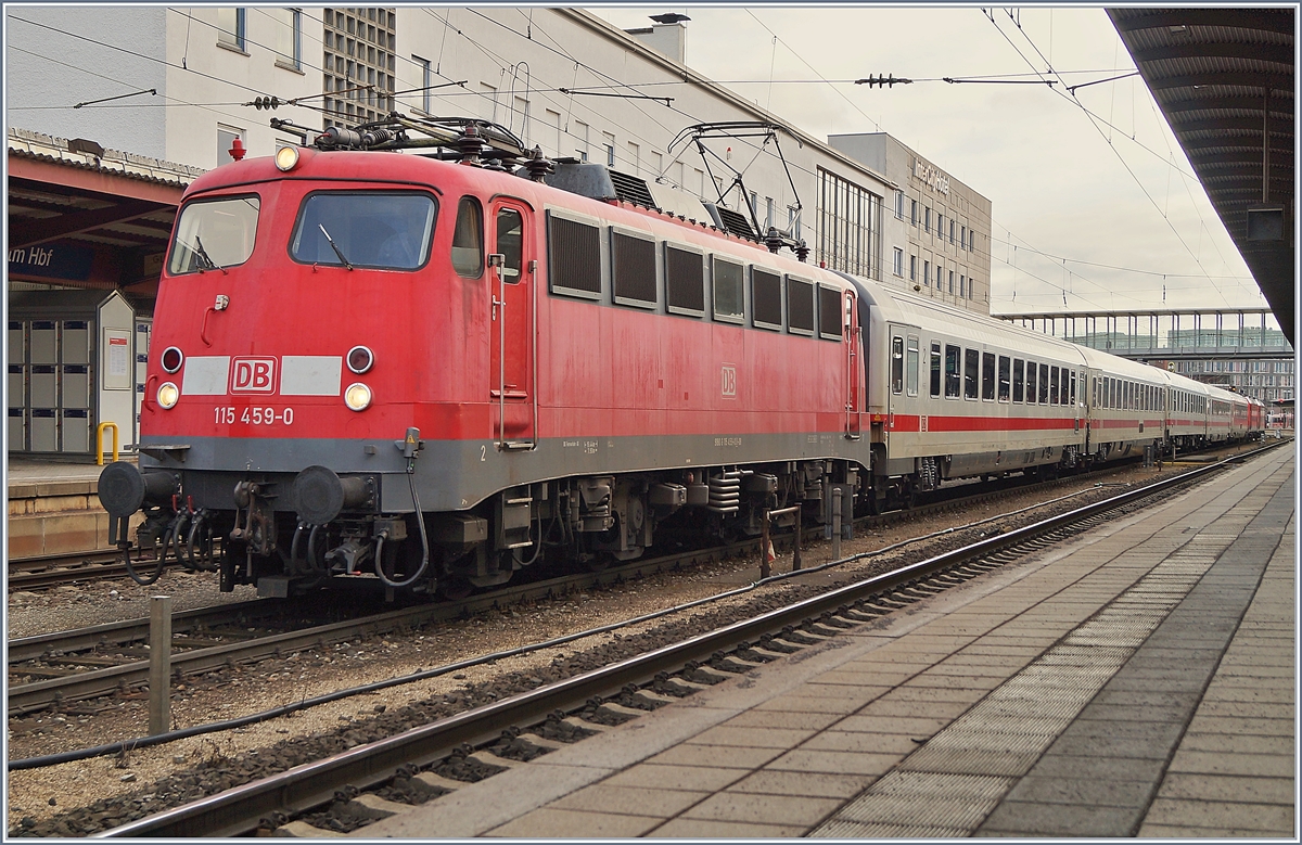 Die DB 115 459-0 steht mit einigen Reisezugwagen und zwei Loks am Zugschluss in Ulm.
2. Jan. 2018