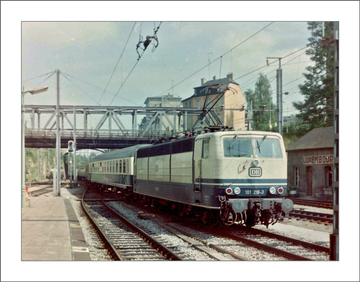 Die DB 181 216-3 erreicht mit einem Reisezug Luxembourg Stadt.
(Analog Bild) 
August 1987