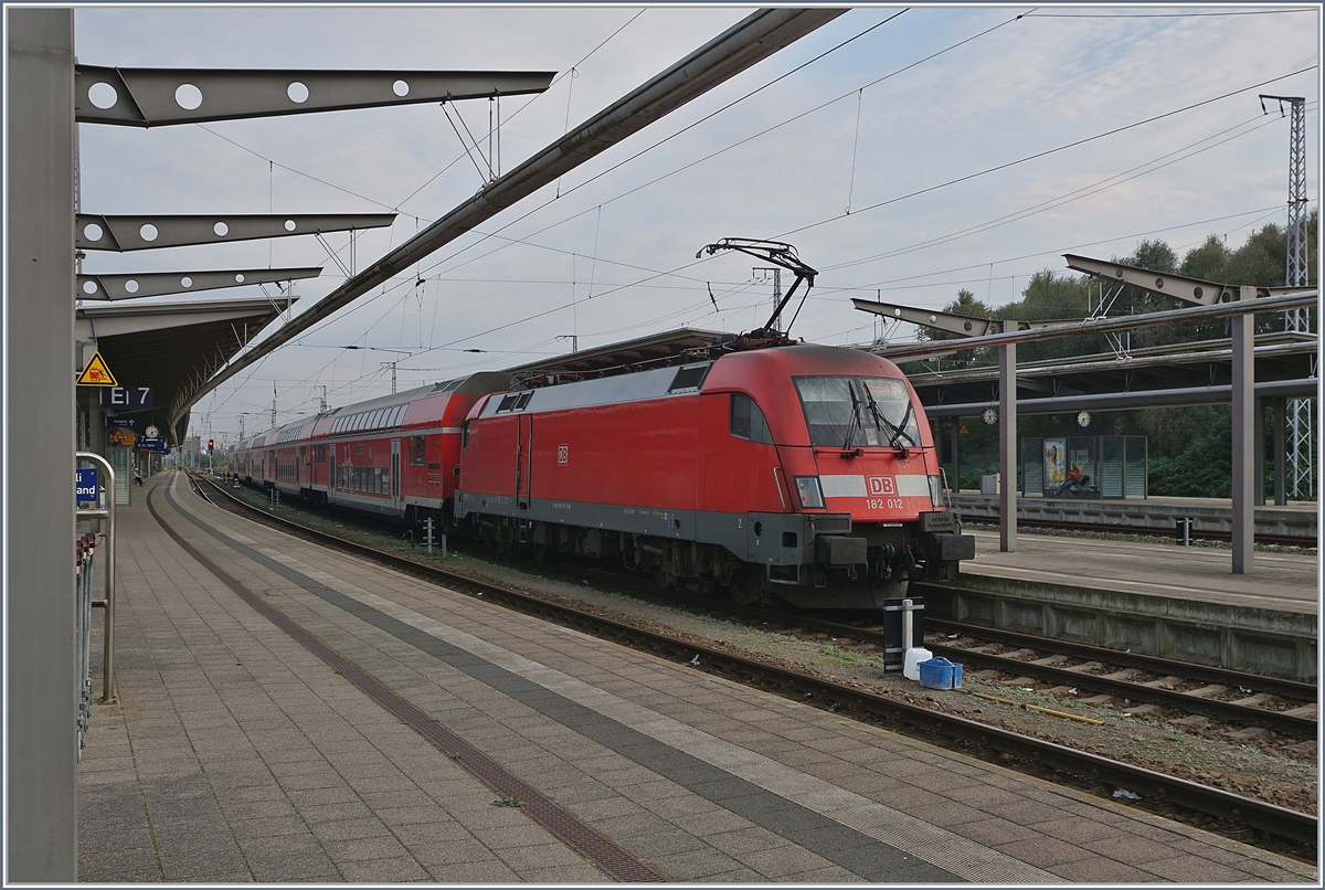 Die DB 182 012 wartet mit einer RB Richtung Berlin in Rostock auf die Abfahrt.
Auch diese Strecke soll künftig mit Doppelstocktriebzügen bedient werden.
27. Sept. 2017