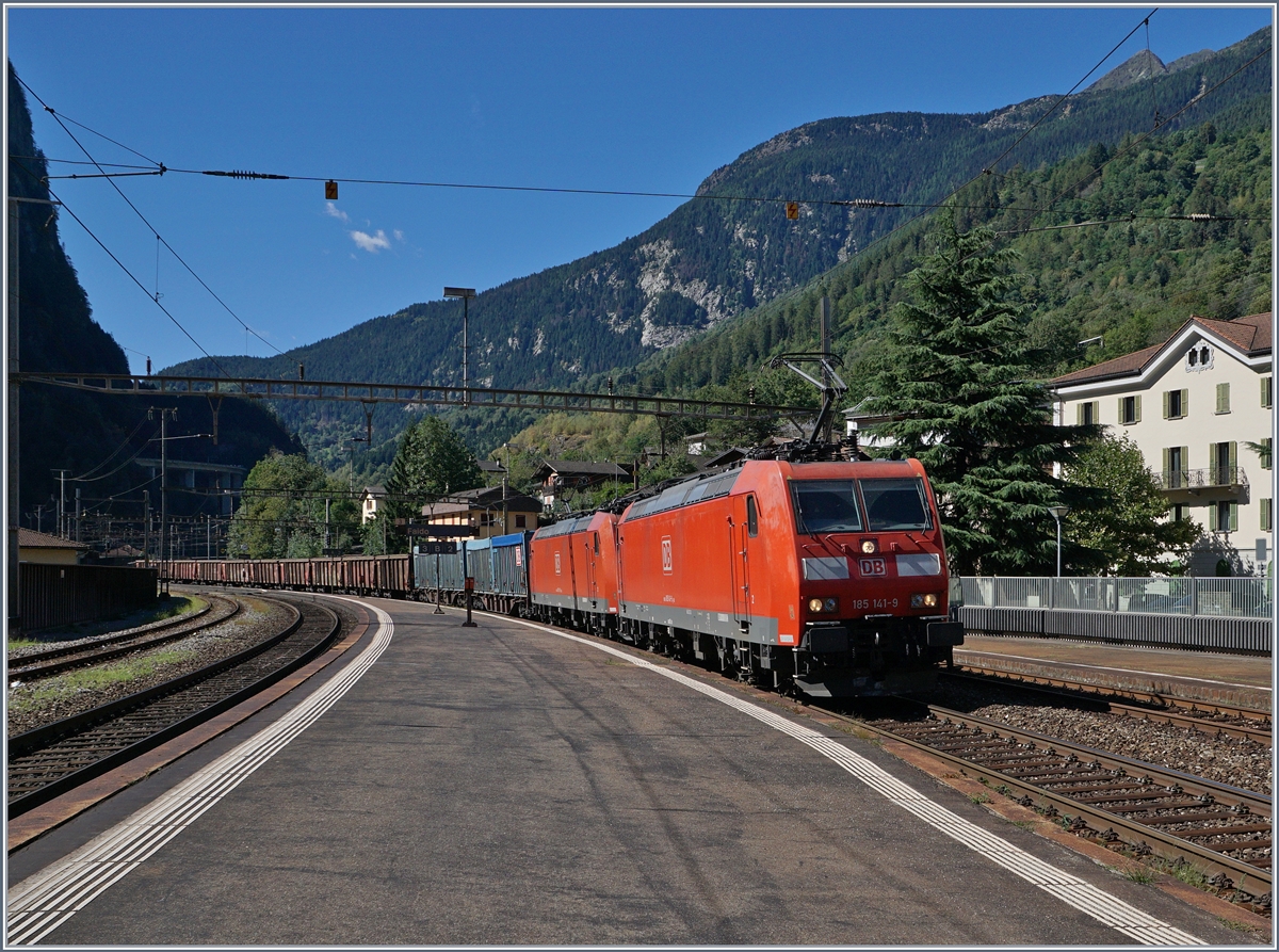 Die DB 185 141-9 und eine weitere fahren mit einem mit einem Güterzug Richtung Süden durch den Bahnhof von Faido.
06 Sept. 2016
