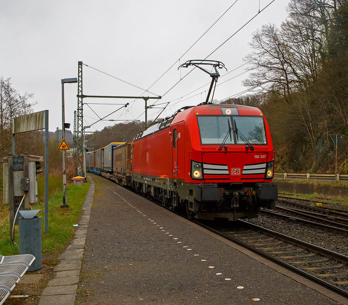 Die DB 193 337 (91 80 6193 337-3 D-DB) fährt am 08.04.2022 mit einem KLV-Zug durch den Bf Scheuerfeld (Sieg) in Richtung Köln.

Die Siemens Vectron MS (200 km/h - 6.4 MW) wurden 2018 von Siemens unter der Fabriknummer 22417 und gebaut, sie hat die Zulassungen für  D / A / CH / I / NL / B  (Deutschland, Österreich, Schweiz, Italien, Niederland und Belgien) und kann so vom Mittelmeer bis an die Nordsee ohne Lokwechsel durchfahren.