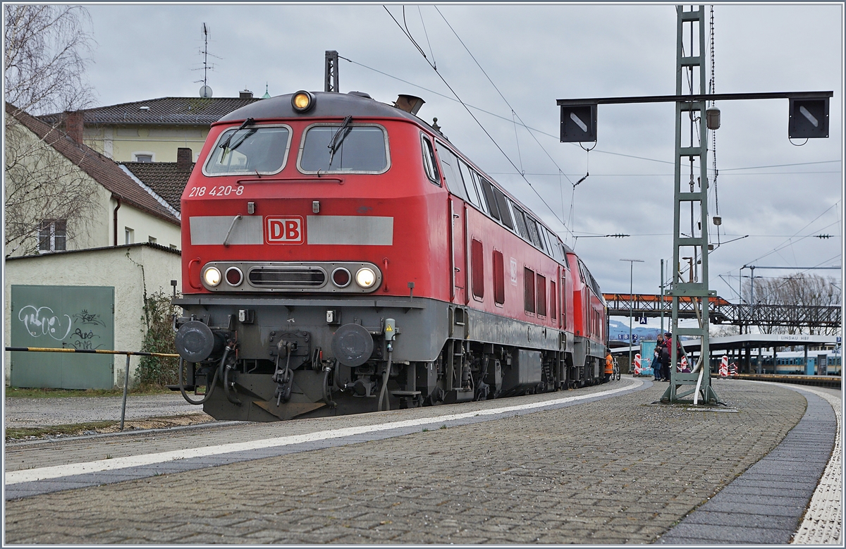 Die DB 218 420-8 und 498-4 übernehmen in Lindau den EC 195.


15. März 2019