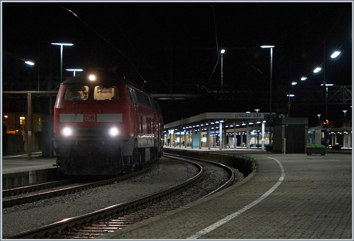 Die DB 218 433-1 hat sich mit einer weiteren V 218 vor den EC nach München begeben und die beiden Loks werden in Kürze mit ihrem EC Lindau Hbf verlassen.
22. Sept. 2018