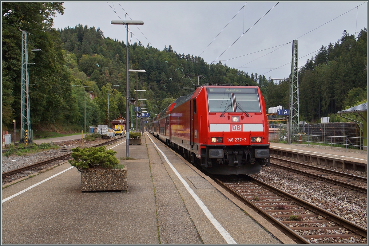 Die DB E 146 237-3 erreicht mit eine RE von Karlsruhe kommend den Schwarzwaldbahnhof Triberg.
15. Sept. 2015