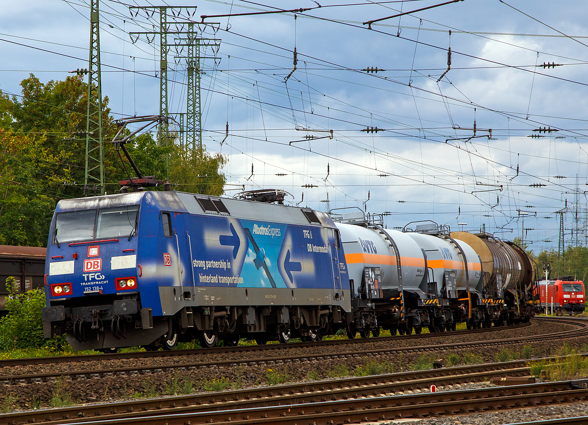 
Die DB - TFG Transfracht  AlbatrosExpress  152 138-4 (91 80 6152 138-4 D-DB) der DB Cargo AG fährt am 04.09.2020 mit einem Kesselwagenzug durch Koblenz-Lützel in Richtung Süden.

Die Siemens ES 64 F wurde 2000 von Krauss-Maffei AG / Siemens in München unter der Fabriknummer 20265 gebaut.