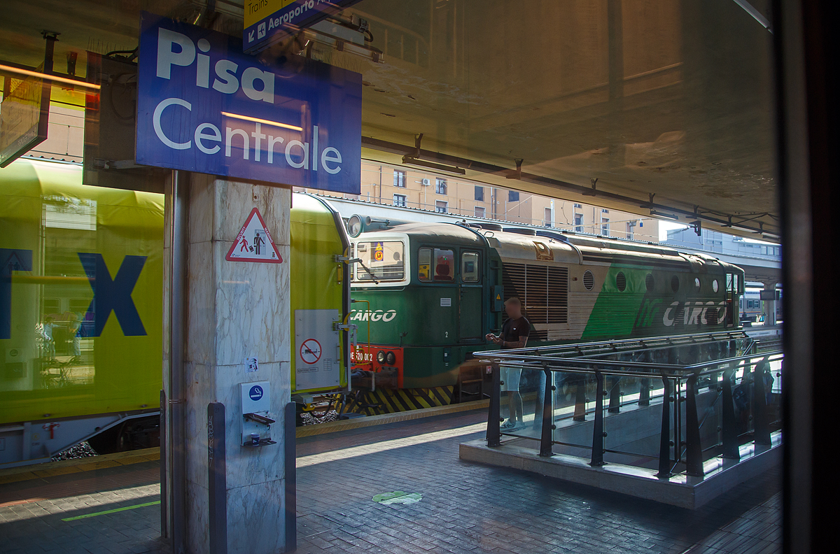 Die DE 520 002 (92 83 2520 002-2 I-NC) der DB Cargo Italia S.r.l. (ex Nord Cargo S.r.L., ex Ferrovie Nord Milano) am 21.07.2022 mit einem Coilzug in Pisa Centrale, Aufnahme aus einem Zug durch die Scheibe. 

Die Lok ist dieselelektrische Universallokomotive der ehemaligen Tschechoslowakischen Staatsbahn ČSD der Baureihe T 478.3, später der Tschechien Staatbahn ČD (České Dráhy) der Baureihe 750 bzw. 753. 

Von 2008 bis 2010 wurden 31 Lokomotiven bei CZ LOKO in Česká Třebová modernisiert, diese erhielten einen neuen Caterpillar-Motor und Siemens-Elektrik. Sie wurden als Baureihe 753.7 bezeichnet. Sie gingen an verschiedene Bahngesellschaften, unter anderen 4 Lokomotiven an HUPAC und 18 Lokomotiven an Ferrovie Nord Milano (wie diese hier). Bei beiden Typen wurde die Zugheizanlage ausgebaut. Wegen der niedrigeren UIC-Fahrzeugbegrenzungslinie wurde das Dach abgeflacht und ein Streifen der Seitenwand entfernt. Die Lokomotiven erhielten auch neue Lüftergitter und anstelle einiger Seitenfenster zusätzliche Belüftungsöffnungen. Die Stirnfenster erhielten Panzerglas, die Führerstände wurden mit einer Klimaanlage aufgewertet. So blieben von den Spenderlokomotiven nur Rahmen, Fahrzeugkasten und Drehgestelle erhalten. Die gesamte Antriebsanlage und die Führerstände wurden erneuert. Als Hauptantrieb wurde ein neuer Dieselmotor des Typs CAT 3512 B von Caterpillar verbaut.

TECHNISCHE DATEN: 
Spurweite:  1.435 mm (Normalspur)
Achsformel: Bo’Bo’
Länge über Puffer: 16.540 mm
Höhe: 4.335 mm
Breite: 3.074 mm
Drehzapfenabstand: 9.000 mm
Achsabstand im Drehgestell: 2.400 mm
Treibraddurchmesser:  1.000 mm (neu)
Kleinster bef. Halbmesser:  100 m
Dienstgewicht: 72 t
Höchstgeschwindigkeit: 100 km/h
Installierte Leistung: 1.550 kW
Anfahrzugkraft: 202 kN
Dieselmotor: Caterpillar V-12-Zylinder-Viertakt-Dieselmotor mit Turboaufladung und Ladeluftkühlung vom Tpy CAT 3512 B DI-TA
Leistungsübertragung: elektrisch
Tankinhalt: 2.500 l
Anzahl der Fahrmotoren: 4
Bremse: Freno DK-GP