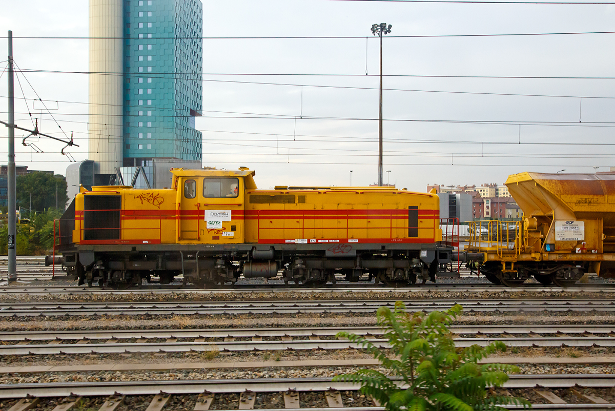 
Die Diesellok I-GEFER 99 83 9484 010-7 (IT RFI 270 366-4) der Gefer S.p.A, Roma, ex OHE 1500 73 „Soltau“ (Osthannoversche Eisenbahnen AG), eine von zwei gebauten Deutz DG 1500 BBM, abgestellt am 14.09.2017 bei Rho.

Die Lok wurde 1969 von Deutz unter der Fabriknummer 58250 gebaut und an die Osthannoversche Eisenbahnen AG als 1500 73 „Soltau“ geliefert, 2002 wurde sie nach Italien verkauft.

Die KHD DG 1500 BBM ist eine Vierachsige Diesellokomotive mit der Achsfolge Bo'Bo', von ihr wurden 2 Exemplare gebaut. Sie hat einen 12-Zylinder-Dieselmotore vom Typ KHD BAM12528 mit 1.500 PS Leistung.

Technische Daten_:
Spurweite: 1.435 mm (Normalspur)
Achsformel: B'B'
Länge über Puffer: 13.500 mm
Dienstgewicht: 78 t
Höchstgeschwindigkeit: 	70 km/h
Installierte Leistung: 1.500 PS)
