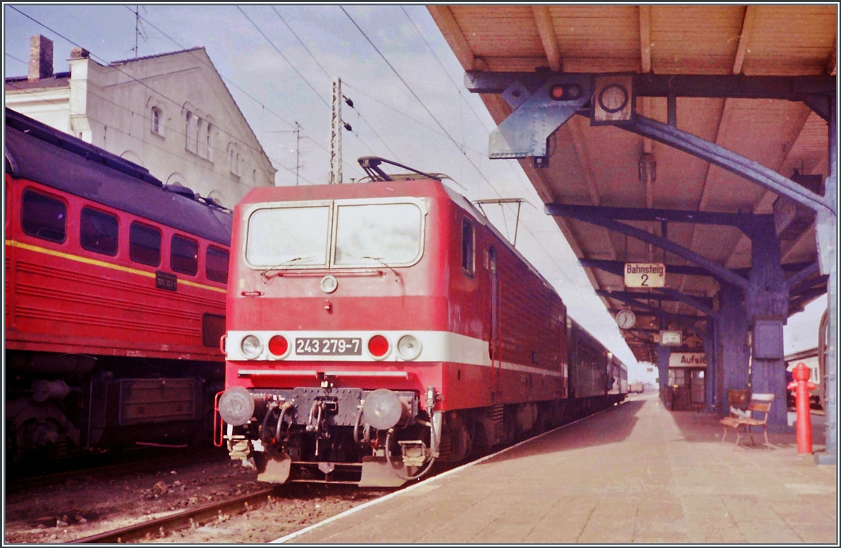 Die DR 243 279-7 wartet mit einem Personenzug in Gütrow auf die Abfahrt. 

Analogbild vom 26. Sept. 1990