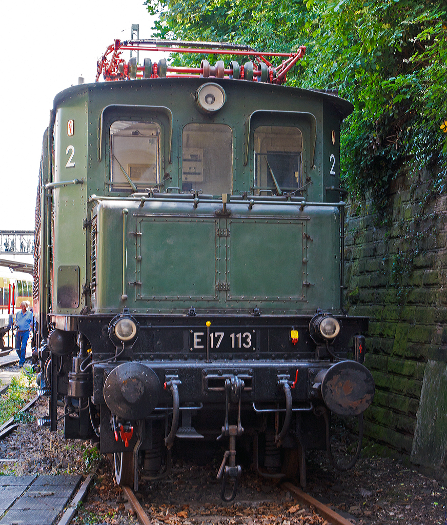 Die E 17 113  (ex DB 117 113-1, ex DB E 17 113) am 31.05.2014 im DGEG Eisenbahnmuseum Neustadt/Weinstraße (Pfalzbahn - Museum).

Die  Elektrolokomotiven  der Baureihe E 17 (ab 1968 als DB-Baureihe 117 bezeichnet) waren Elektrolokomotiven die die Deutschen Reichsbahn-Gesellschaft (DRG) 1927, aufbauend auf den guten Versuchsergebnissen mit der Baureihe E 21, für den mittelschweren Schnellzugdienst bestellte. Insgesamt wurden 38 Stück von den Herstellern AEG und SSW dieser ersten Schnellzuglokomotiven mit der Achsfolge 1'Do1' gebaut. Diese Loks hatten damals schon eine Höchstgeschwindigkeit von 120 km/h.

Vorgesehen waren die Loks für die Netze in Schlesien, Süddeutschland und Mitteldeutschland. Aber auf den mitteldeutschen Flachlandstrecken war die Lok unterfordert, was zur Ableitung der E 04 aus der E 17 führte. Nach dem Erscheinen der  abgespeckten Version  wurden die Maschinen nach Süddeutschland und nach Schlesien umgesetzt

Nach dem Zweiten Weltkrieg waren noch 26 Lokomotiven bei der Deutschen Bundesbahn und zwei Stück bei der Deutschen Reichsbahn im Einsatz. Die beiden DR-Maschinen wurden 1968 ausgemustert und anschließend verschrottet. Bei der DB wurden die Lokomotiven 1960/61 jedoch modernisiert, 1968 erfolgte für alle verbliebenen 26 Lokomotiven die Umzeichnung in Baureihe 117.  Das Auslauf-Bw für die Baureihe 117 war das Bahnbetriebswerk Augsburg, die letzte 117 (117 106) wurde am 24. April 1980 ausgemustert.

Der Antrieb der 11,7 t schweren 1'Do1' – Lokomotiven erfolgte durch AEG-Kleinow- Federtopfantriebe (eine Hohlwellen-Antriebsart). Die Anfahrzugkraft betrug 235 kN, bei einer Stundenleistung von 2.800 kW. Die Maschinen konnten 630-t-Züge in der Waagerechten mit 95 km/h, bei 10 Promille Steigung mit 72 km/h und bei 20 Promille mit 54 km/h befördern. Auch die 117 wurden, wie alle Vorkriegsloks, stehend bedient. Die Lokomotiven hatten zwei Stromabnehmer vom Typ SBS 9. 

Die hier gezeigte Lok E 17 113 (ex DB 117 113-1) wurde 1928 bei AEG in Hennigsdorf unter der Fabriknummer 3983 gebaut und war bis 1979 im Einsatz.

TECHNISCHE DATEN:
Spurweite: 1.435 mm (Normalspur)
Achsformel: 1'Do1'
Länge über Puffer: 15.950 mm
Triebraddurchmesser: 1.600 mm
Laufraddurchmesser: 1.000 mm
Dienstgewicht: 111,7 t
Radsatzfahrmasse: 20,2 t
Höchstgeschwindigkeit: 120 km/h
Stundenleistung: 2.800 kW
Dauerleistung: 2.300 kW
Anfahrzugkraft: 235 kN
Stromsystem: 15 kV 16⅔ Hz ~
Anzahl der Fahrmotoren:  4 × 2 (4 Doppelmotoren d.h. 2 Motoren/Achse)
