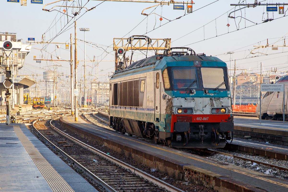 
Die E.402.007 (91 83 2402 007-5 I-TI) eine E.402A der Trenitalia fährt am 29.12.2015 im Bahnhof Milano Centrale (Mailand Zentral) auf ein Abstellgleis.

Die FS E.402A wurde 1994 von ANSALDO Transporti und FIREMATransporti gebaut.

Anfang der 1990er Jahre benötigte man in Italien schnellere Elektrolokomotiven. Nachdem die FS ihre vollelektronischen Chopper-Elektrolokomotiven der Baureihe E.632 ausgiebig getestet hatte, entschloss sie sich zum Bau einer weiteren Chopper-Elektrolokomotivbaureihe (Gleichstrom wird in Wechselstrom umgewandelt). 

In Zusammenarbeit mit Ansaldo entwickelte die FS eine neue Elektrolokomotivgattung, die sowohl schwere Güterzüge ziehen und als auch 200 km/h erreichen kann. Es entstanden fünf Vorserienloks (E.402.001–005) mit einem an der E.632 angelehnten Design. Nach ihrer Erprobung wurden 40 Serienloks mit einem neu gestalteten, windschnittigeren Fahrzeuggehäuse gebaut, die die Nummerierung E.402.006 bis 045 tragen.

Die E.402A verfügt über dreistufige Wechselrichter und einen Zerhacker an jedem Drehgestell.

Die 45 Fahrzeuge werden heute im regulären Dienst bei der FS verwendet. Obwohl sie auch für schwere Güterzüge konstruiert wurde, setzt man sie meistens vor Personenzügen ein, vorrangig Intercitys.

Technische Daten:
Spurweite:  1435 mm (Normalspur)
Achsformel: Bo'Bo'
Länge: 18.440 mm
Höhe: 4.235 mm
Breite: 3.000 mm
Drehzapfenabstand:  10.400 mm
Fester Radstand: 2.850 mm
Dienstgewicht: 87 t
Höchstgeschwindigkeit: 220 km/h
Stundenleistung: 6.000 kW
Dauerleistung: 5.200 kW
Treibraddurchmesser:  1.250 mm
Stromsysteme: 3000 V DC