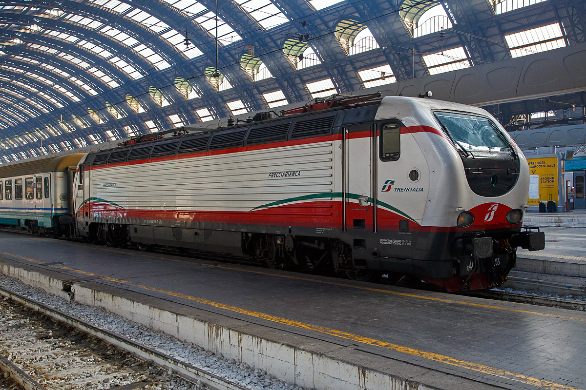 Die E.402.105 (91 83 2402 105-7 I-TI) der Trenitalia (in Frecciabianca-Lackierung) mit einem IC am 29.12.2015 im Bahnhof Milano Centrale (Mailand Zentral).

Die FS E.402B ist eine Weiterentwicklung der E.402A, verfügt jedoch gegenüber ihrem Vorgängermodell zum Beispiel über ein höheres Gewicht sowie einen neu gestalteten und futuristischeren Wagenkasten. Die Höchstgeschwindigkeit ist jedoch mit 200 km/h etwas geringer als bei der E.402A (mit 220 km/h). Von den Lok wurden 80 Stück zwischen 1997 und 2000 von AnsaldoBreda und Sofer gebaut.

Die Baureihe E.402B ist eine Mehrstromlokomotive, sie kann unter 3000 V Gleichstromspannung, dem hauptsächlichen italienischen Bahnnetz, aber auch auf den italienischen Schnellfahrstrecken mit 25 kV, 50 Hz Wechselstrom fahren. Fernerhin kann sie unter 1500 V Gleichstrom betrieben werden, dann hat sie aber nur die halbe Leistung. 

Die Lok ist eine vollelektronische Chopperlokomotive, das heißt, wenn die Lokomotiven unter 3000 V DC fährt, wird der Strom mit Hilfe eines Zerhackers in Wechselstrom umändern, der dann schließlich die Motoren antreibt. 

Technische Daten:
Spurweite:  1435 mm (Normalspur)
Achsformel: Bo'Bo'
Länge: 19.420 mm
Drehzapfenabstand: 10.450 mm
Fester Radstand: 2.850 mm
Dienstgewicht: 89 t
Höchstgeschwindigkeit: 200 km/h
Stundenleistung: 6.000 kW
Dauerleistung: 5.600 kW
Anfahrzugkraft: 280 kN
Treibraddurchmesser:  1.250 mm
Stromsysteme: 3000 V DC, 25 kV - 50 Hz AC und 1500 V DC (bei halber Leistung)

