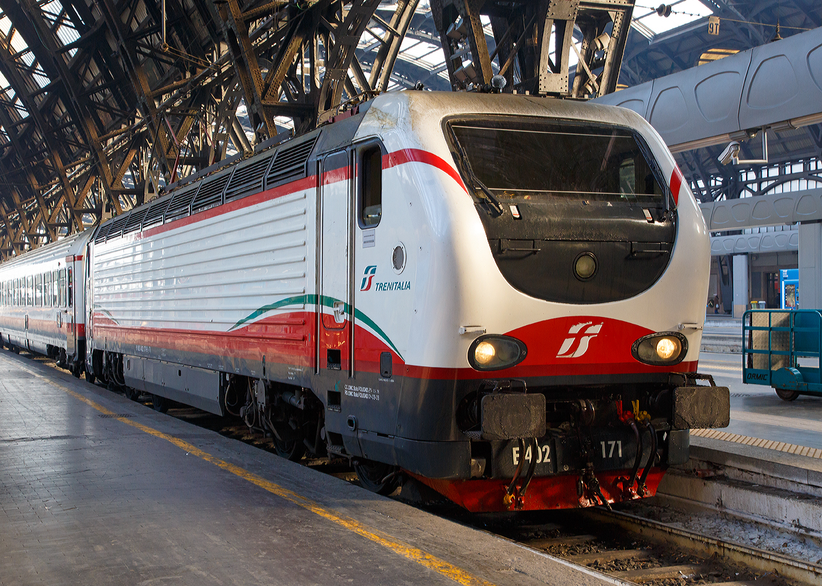
Die E.402.171 (91 83 2402 171-9 I-TI) der Trenitalia (100-prozentige Tochtergesellschaft der Ferrovie dello Stato) ist am 29.12.2015 mit einem Frecciabianca (deutsch: weißer Pfeil) in den Bahnhof Milano Centrale (Mailand Zentral) eingefahren. Der Frecciabianca ist eine Zuggattung für Züge (IC) mit einer Höchstgeschwindigkeit von 200 km/h.

Die FS E.402B ist eine Weiterentwicklung der E.402A, verfügt jedoch gegenüber ihrem Vorgängermodell zum Beispiel über ein höheres Gewicht sowie einen neu gestalteten und futuristischeren Wagenkasten. Die Höchstgeschwindigkeit ist jedoch mit 200 km/h etwas geringer als bei der E.402A (mit 220 km/h). Von den Lok wurden 80 Stück zwischen 1997 und 2000 von AnsaldoBreda und Sofer gebaut.

Die Baureihe E.402B ist eine Mehrstromlokomotive, sie kann unter 3000 V Gleichstromspannung, dem hauptsächlichen italienischen Bahnnetz, aber auch auf den italienischen Schnellfahrstrecken mit 25 kV, 50 Hz Wechselstrom fahren. Fernerhin kann sie unter 1500 V Gleichstrom betrieben werden, dann hat sie aber nur die halbe Leistung. 

Die Lok ist eine vollelektronische Chopperlokomotive, das heißt, wenn die Lokomotiven unter 3000 V DC fährt, wird der Strom mit Hilfe eines Zerhackers in Wechselstrom umändern, der dann schließlich die Motoren antreibt. 

Technische Daten:
Spurweite:  1435 mm (Normalspur)
Achsformel: Bo'Bo'
Länge: 19.420 mm
Drehzapfenabstand: 10.450 mm
Achsabstand im Drehgestell: 2.850 mm
Dienstgewicht: 89 t
Höchstgeschwindigkeit: 200 km/h
Stundenleistung: 6.000 kW
Dauerleistung: 5.600 kW
Anfahrzugkraft: 280 kN
Treibraddurchmesser:  1.250 mm
Stromsysteme: 3000 V DC, 25 kV - 50 Hz AC und 1500 V DC (bei halber Leistung)