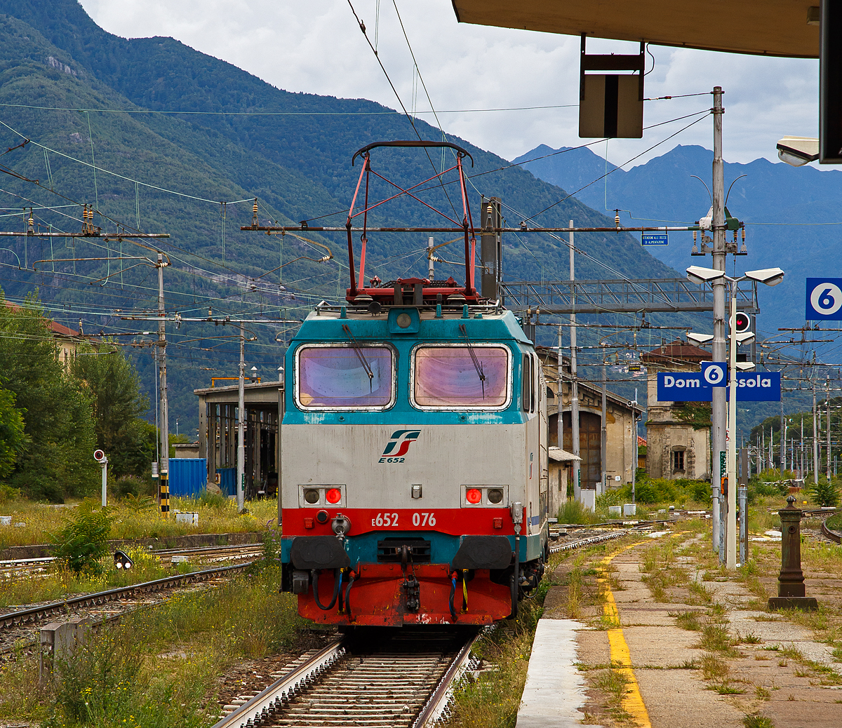 Die E.652 076 (91 83 2652 076-7 I-MIR) der Mercitalia Rail Srl fährt am 15.09.2017 aus dem Güterbereich vom Bahnhof Domodossolain Richtung Süden. Die Mercitalia Rail Srl, eine 100%tige Tochter der Ferrovie dello Stato Italiane (FS, deutsch Italienische Staatseisenbahnen).
