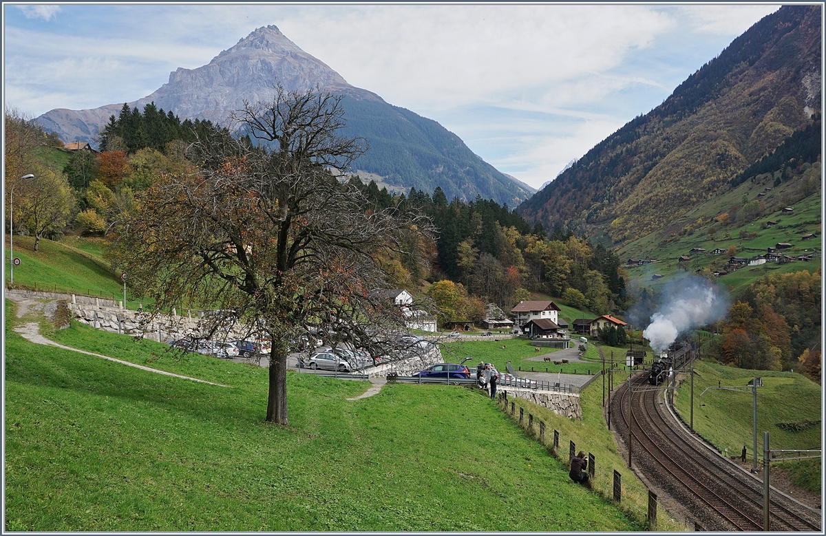 Die Elefanten kommen! Die C 5/6 2978 und 2969 führen gemeinsam einen langen Extrazug über die Gotthard Panorama Strecke. 
Intschi, den 21. Okt. 2017