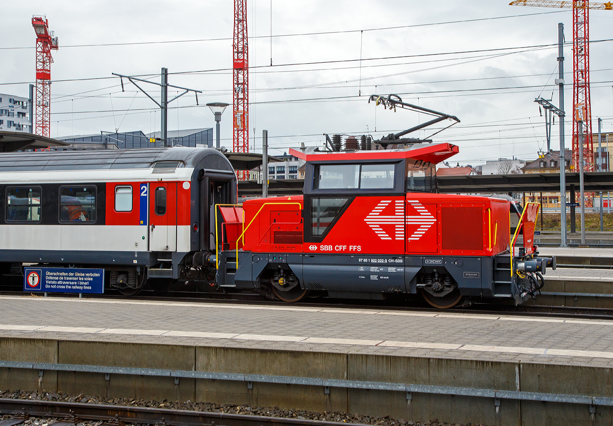 Die Elektrische Zweifrequenz-Rangierlok Ee 922 022-9 (97 85 1 922 022-9 CH-SBB) der SBB zieht am 17.02.2017 einen IC-Wagenzug aus dem Bahnhof Basel SBB.

Die Schweizerische Bundesbahnen (SBB) bestellten im Dezember 2007 eine Serie von 21 Rangierlokomotiven Ee 922 bei Stadler. Die Ee 922 ist eine speziell für den Rangierdienst konzipierte elektrische Lokomotive, die auch im Streckenbetrieb eingesetzt werden kann. Sie basiert auf einer von der Stadler Winterthur AG entwickelten Fahrzeugfamilie für Traktionsbedürfnisse im Rangier- und Güterzugförderungsdienst.
Die Ee 922 zeichnet sich durch Kompaktheit, große Zugkraft und Leistung sowie optimale Sicht- und Arbeitsbedingungen für das Bedienpersonal aus.

Im Dezember 2013 bestellte die SBB vier weitere Ee 922, die 2015 von Stadler geliefert und in Genf und Zürich stationiert werden sollten. Die Ee 922 022-9 war die erste dieser Serie und wurde 2015 von Stadler gebaut.

Die Ee 922 verfügt über IGBT-Stromrichter und daher über zahlreiche Funktionen, welche eher von Regionaltriebzügen, als von Rangierfahrzeugen bekannt sind. Beispielsweise ist eine Rückspeisung für Bremsenergie in die Fahrleitung oder eine Vielfachsteuerung vorhanden. Auch die Höchstgeschwindigkeit von 100 km/h ist für eine Rangierlokomotive recht hoch - und übertrifft bei weitem die üblichen 45 bis 50 km/h der Ee 3/3. Die hohe  Höchstgeschwindigkeit befähigt die Ee 922, zusammen mit der Vielfachsteuerung, auch für kleinere Streckeneinsätze wie beispielsweise Überführungsfahrten. Die Lokomotive wurde vom Hersteller (Stadler)  für eine Höchstgeschwindigkeit von 120 km/h ausgelegt, um die Möglichkeit für einen Zweitauftrag offen zu halten. Konstruktiv ist die Lokomotive für ein Gesamtgewicht von 45 Tonnen ausgelegt. Ihr übliches Gewicht beträgt 44 Tonnen, kann aber auf 40 Tonnen herabgesetzt werden. Die Gewichtsdifferenz wird von zwei Ballastkörper mit je zwei Tonnen Gewicht erzeugt. Sie befinden sich seitlich an der Lokomotive und können mit einem Gabelstapler entfernt werden. Dies ist notwendig, da noch nicht alle Abstellgleise für 22,5 Tonnen Achslast (Streckenklasse D), sondern oft nur für 20 Tonnen Achslast (Streckenklasse  C) zugelassen sind.

Die äußeren Konturen entsprechen den Lichtraumprofilvorgaben nach UIC 505-1, und im Unterbereich den Vorgaben nach AB-EBV U3. Damit erfüllt die Lokomotive mit ihrer Bodenfreiheit vom 100 mm im Radbereich die Lichtraumprofil-Vorgaben für alle europäischen Hauptstrecken. Die Einstiegtüren ins Führerhaus befinden sich auf den Stirnseiten, um einen direkten Zugang zu den Rangiererbühnen zu ermöglichen, dafür sind die Vorbauten jeweils seitlich versetzt. Das klimatisierte Führerhaus ist für eine optimale Sicht großzügig verglast, die vorspringenden Vordächer schützen vor Sonneneinstrahlung sowie vor der Berührung spannungsführender Teile der Dachausrüstung.

Der elektrische Teil entspricht technisch weitgehend dem Stadler Flirt und dem neueren GTW. Er ist aber nicht baugleich, sondern musste aus Platzgründen an ein anderes Gehäuse angepasst werden. 

Die Ee 922 besitzt ein Schwingungstilgungssystem. Gerade ein zweiachsiges Eisenbahnfahrzeug mit geringem Achsstand neigt zu Schlingerbewegungen, da so gut wie keine Dämpfungen eingebaut werden können. 


Technische Daten:
Gebaute Stückzahl: 25
Spurweite: 1.435 mm (Normalspur)
Achsanordnung: Bo
Speisespannung: 15kV / 16.7Hz und 25kV / 50Hz
Anzahl Fahrmotoren: 2 
Länge über Puffer: 8.800 mm
Fahrzeugbreite: 3.100 mm
Fahrzeughöhe: 4.306 mm
Dienstgewicht: 40 t / 44 t (umrüstbar, je nach Streckenklasse)
Achsabstand: 4.000 mm
Max Leistung am Rad: 750 kW (1.020 PS)
Dauerleistung:  600 kW
Anfahrzugkraft: 120 kN
Höchstgeschwindigkeit: 40 km/h im Rangiergang; 100 km/h (Auslegung 120 km/h)
Treibraddurchmesser:  1.100 mm (neu)
Stromsystem:  15 kV 16,7 Hz und 25 kV 50 Hz
Lokbremse:  Druckluftbremse, Federspeicher, elektrische Bremse
Zugbremse:  automatische Druckluftbremse
Zugheizung:  ZZS 1000 V 800 A