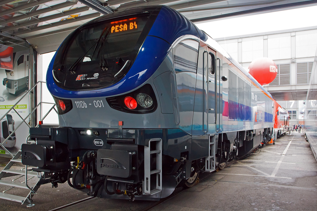 
Die erste Dieselelektrische PESA GAMA 111Db, ist die 111Db - 001 der PKP Intercity ausgestellt auf der Inno Trans 2014 in Berlin (hier 26.09.2014).

Die Gama 111Db wurde im Juli 2014 von PESA in Bydgoszcz (Bromberg) fertiggestellt und auf der Inno Trans 2014 vorgestellt.

Die Dieselelektrische 111Db Gama ist eine vierachsige Normalspurlok mit einem modernen MTU 16 Zylindermotoren Dieselmotor in V-Anordnung (mit Turboaufladung und Ladeluftk�hlung) vom Typ 16V 4000 R84 mit einer Leistung von 2400 kW. Die Konstruktion, technische Merkmale und Betriebsparameter  der Lok erf�llen die Anforderungen der einschl�gigen Normen, UIC-Bl�tter. Sie sind f�r den weltweiten Markt bestimmt, aber auch f�r Polen, da bei den eingesetzten Konstruktionsl�sungen die spezifischen Bedingungen der polnischen Eisenbahninfrastruktur ber�cksichtigt wurden.

Die Lokomotive verf�gt �ber einen modernen Antrieb mit einem fl�ssigkeitsgek�hlten Traktionsumrichter und zwei zweistufigen   Wechselrichtern, getrennt f�r jedes Drehgestell. Das Fahrzeug ist mit einer elektrodynamischen Bremse und einer Widerstandsbremse ausger�stet

Die Lokomotive entstammt (ist eine dieselelektrische Variante) der Multisystemplattform der Lokomotiven 111E Gama, die   durch PESA entwickelt wurden. In dieser Version der 111Db   eignet sie sich als Traktionsfahrzeug f�r alle G�ter- und Personenz�ge einschlie�lich der Expressschnellz�ge mit Geschwindigkeiten bis 140 (160) km/h.

Die PKP Intercity hat zehn dieser Lok bei PESA bestellt, die ab 2015 zum Einsatz kommen sollen.

TECHNISE DATEN:
Spurweite: 1.435 mm (Normalspur)
Achsformel: Bo'Bo '
Dienstgewicht: 84 t
L�nge �ber Puffer: 19.800 mm 
Drehzapfenabstand: 10.700
Breite:  3.000 mm
H�he:  4.232 mm
Treibraddurchmesser:  1.250 mm (neu) / 1.170 mm (abgenutzt)
Kleinster befahrbarer Gleisbogen: R = 80 m
Achslast: 20,6 t
Anfahrzugkraft: 275 kN
Max. Elektrobremskraft: 150 kN

Dieselmotor: 
Typ: MTU 16V 4000 R84
Leistung: 2.400 kW (3.264 PS)  
Max. Drehzahl: 1.800 U/min
Hubraum: 4,77 l/Zylinder = 76,32 Liter
Motorgewicht (trocken): 9.200 kg
Abgas-Emission:  UIC Kodex 624V- III / EU 97/68 EG IIIB
Sonstiges: Abgasr�ckf�hrung, Common-Rail-Einspritzung und Dieselpartikelfilter.
Kraftstoffverbrauch bei Nennleistung:  592,8 Liter/h

Elektroantrieb: 4 VEM Drehstrom-Antriebsmotoren mit einer Nennleistung von 570 kW
H�chstgeschwindigkeit: 140 km/h (Konstruktiv 160 km/h)