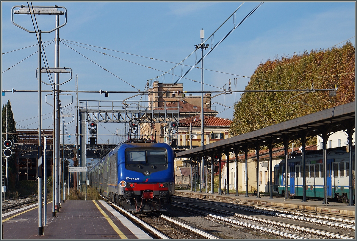 Die FS 464.681 verlässt mit einem passenden lackierten Regionalzug Lucca Richtung Viareggio.
12. Nov. 2015