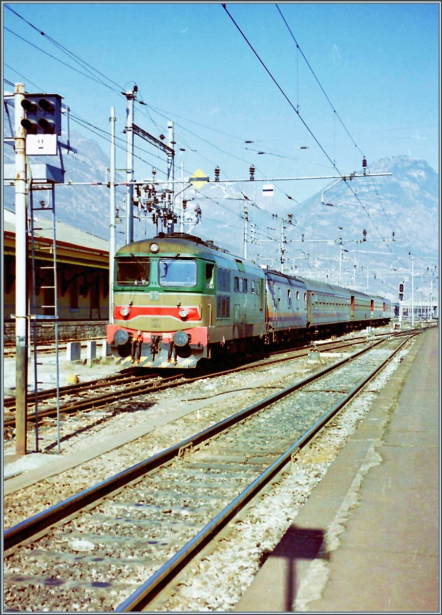 Die FS D 345 1046 stellt in Domodossola ihren Zug nach Novara bereit, gleich hinter der Lok läuft ein Heizwagen mit. 

März 1998
