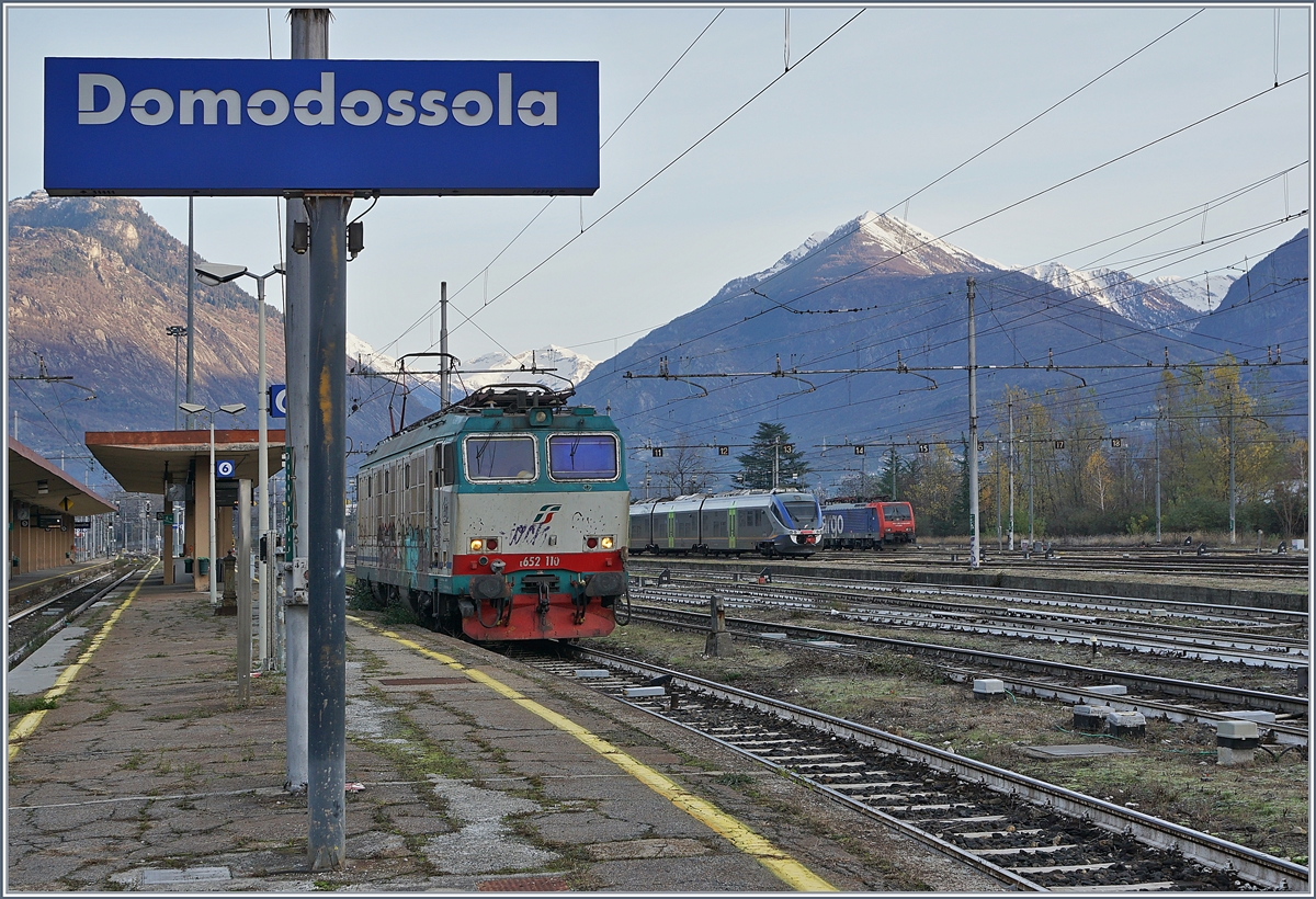 Die FS Trenitalia E 652 110 ist von Domo II kommend in Domodossola eingetroffen um nach dem Richtungswechsel auf der Linie nach Novara eine längeren Hochbordwagenzug abzuholen und sich mir dann in Premosello erneut zu zeigen.
29. Nov. 2018