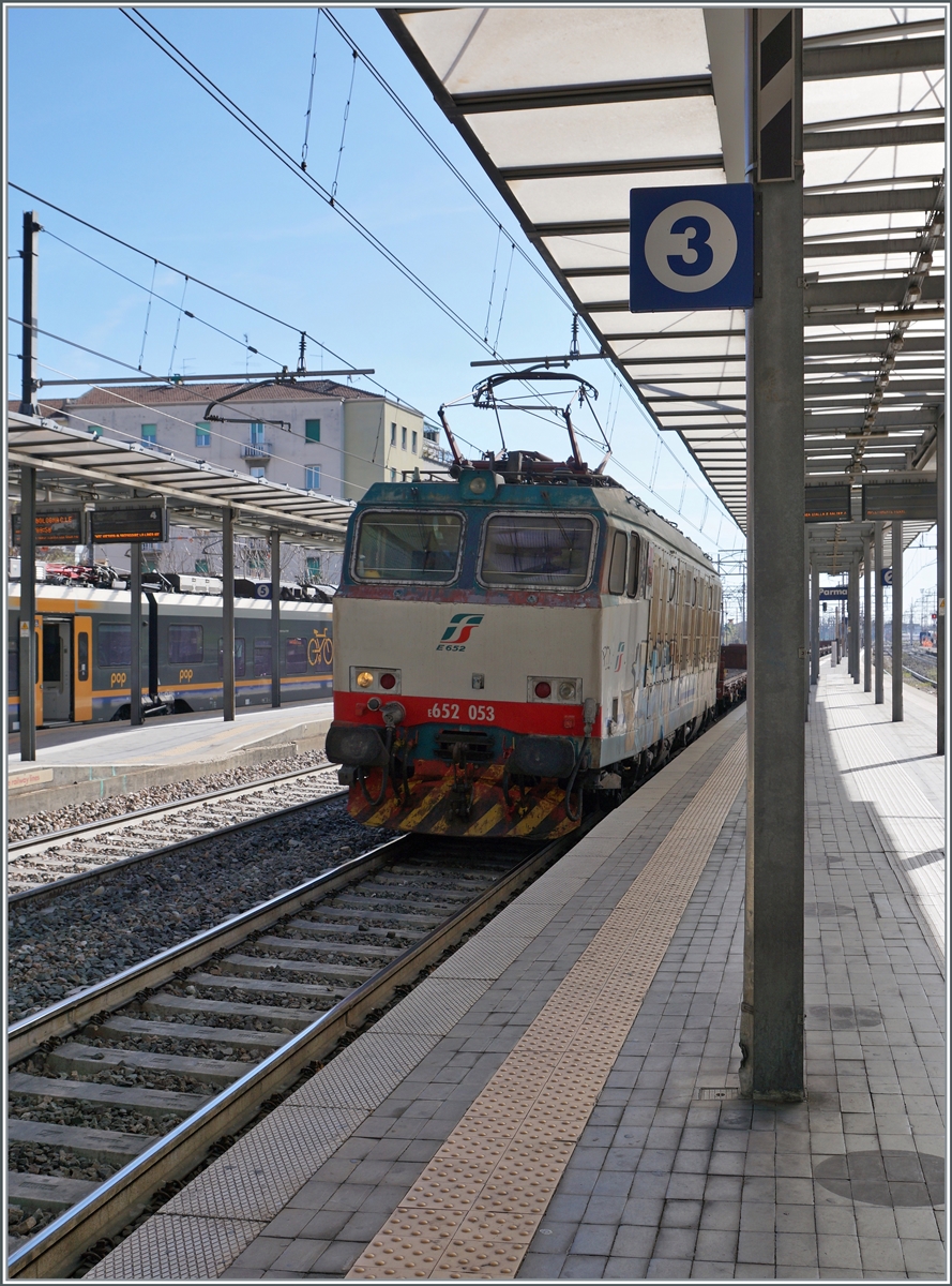 Die FS Trenitalia MERCITALIA RAIL E 652 053 fährt mit einem weiteren Güterzug durch den Bahnhof von Parma.

16. März 2023