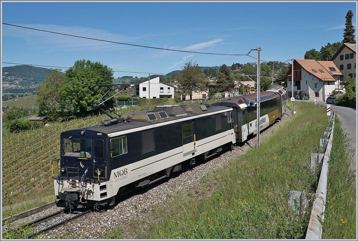 Die GDe 4/4 6005 zeigt sich in der aktuellen MOB Lackierung, die der Lok nicht ganz so gut steht wie ihre ursprüngliche GFM Farbe Orange/Silber. Die GDe 4/4 6005 schiebt bei Planchamp den MOB PE 2122 von Montreux nach Zweisimmen.

4. Mai 2020