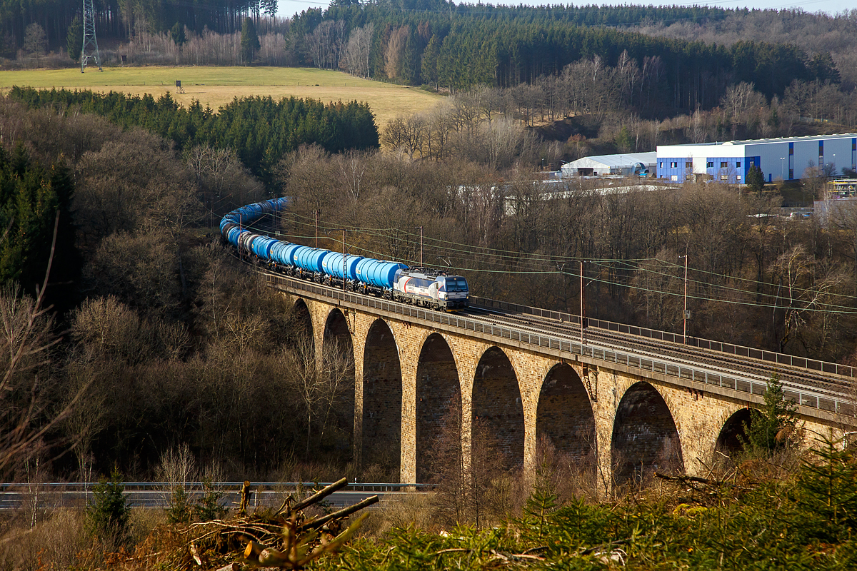 Die gestrige Fotostelle war nicht ideal, ich h�tte noch h�her gehen m�ssen, war mir aber zu anstrengend. So hatte ich es heute den Zugang aus der entgegensetzte Richtung gesucht und gefunden.....
Die f�r die �SSK Cargo fahrende Siemens Vectron MS 383 203-7 (91 56 6383 203-7 SK-RAILL) der S Rail Lease s.r.o. (Bratislava, Slowakei) f�hrt am 24.02.2021 mit einem Kesselwagenzug den Rudersdorfer Viadukt in Richtung S�den (Dillenburg bzw. Frankfurt am Main).

Die Siemens Vectron MS - 6.4 MW wurde 2018 von Siemens in M�nchen unter der Fabriknummer 22384 gebaut. Sie hat die Zulassungen f�r D/A/H/CZ/SK/PL/RO/HR/SI.