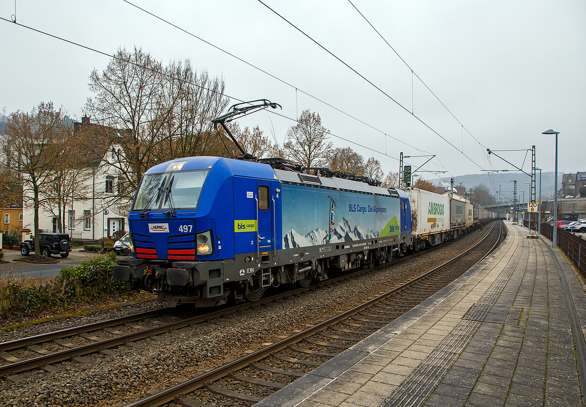 Die HUPAC bzw. BLS Cargo 497 - 193 497 (91 80 6193 494-2 D-BLSC) fährt am 14.01.2022 mit einem langen „Ambrogio“ Container/ KLV-Zug, auf der Siegstrecke durch den Bahnhof Kirchen (Sieg) in Richtung Köln.

Die Siemens Vectron MS wurde 2018 von Siemens Mobilitiy in München-Allach unter der Fabriknummer 22386 gebaut und an die HUPAC SA. geliefert. Eigentümer der Lok ist die HUPAC Intermodal SA (Chiasso) und wurde bei der BLS Cargo eingestellt und/oder vermietet. Sie hat die Zulassungen für Deutschland, Österreich, Schweiz, Italien und die Niederlande (D, A, CH, I, NL). Die Vectron MS hat eine Leistung von 6,4 MW und eine Höchstgeschwindigkeit von 160 km/h.
