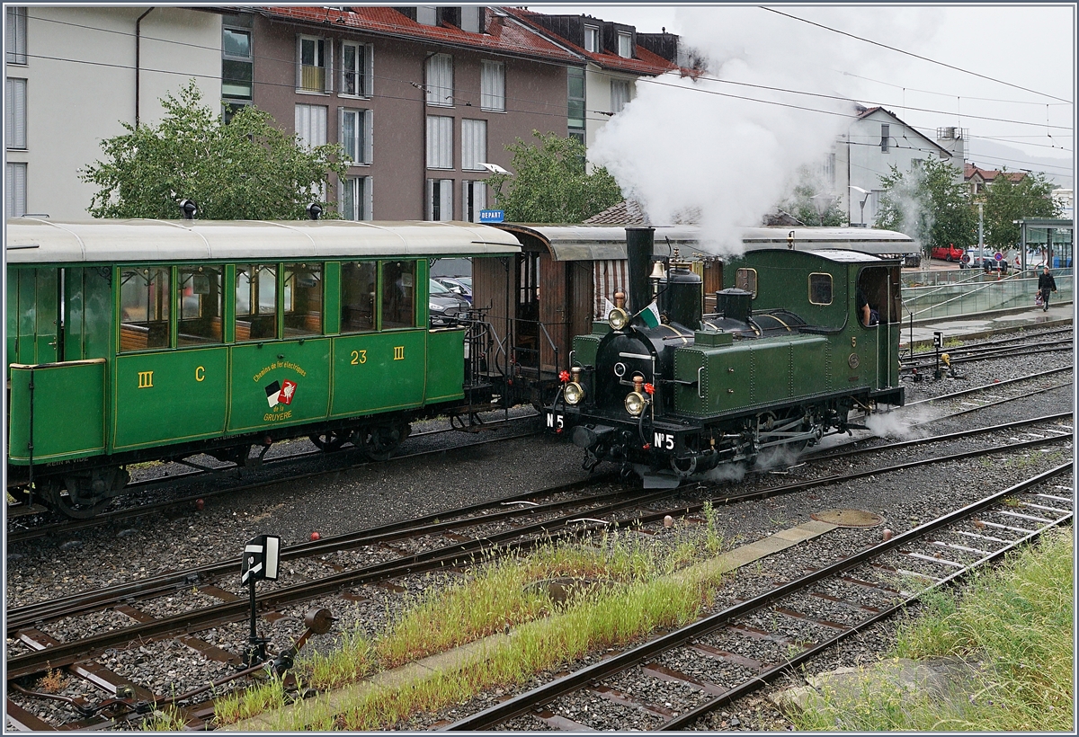 Die kleine LEB G 3/3 Dampflok  Bercher  (Baujahr 1890) rangiert in Blonay. 

2. August 2020 