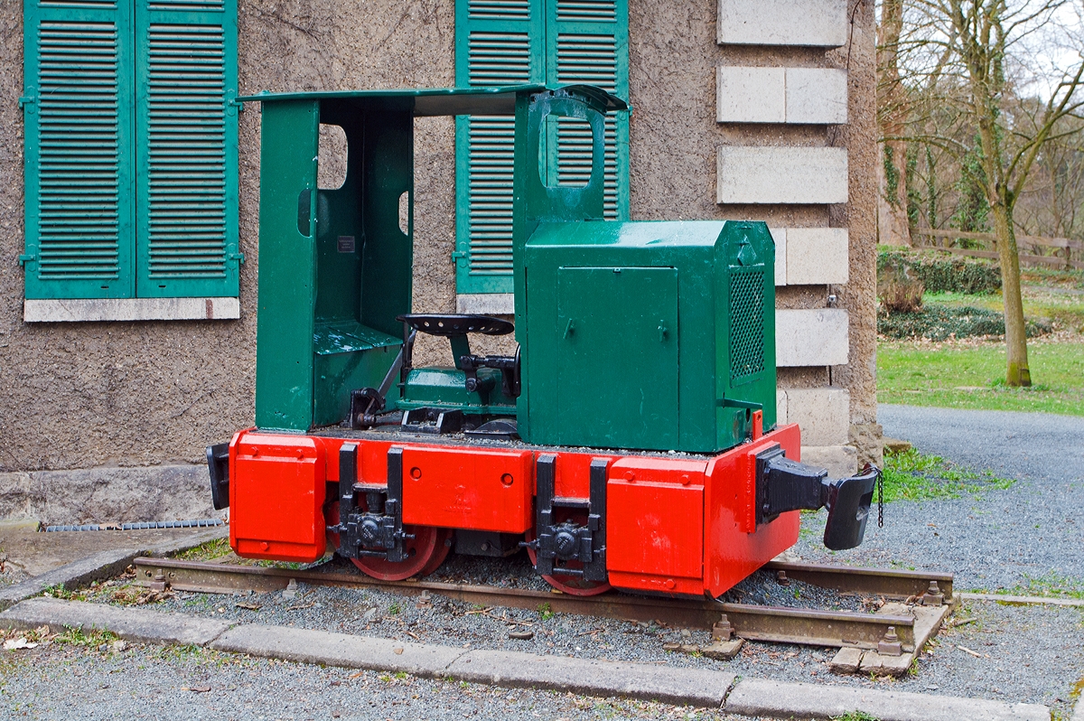 
Die kleine O&K MV0A Feldbahn-Denkmallok am 23.03.2014 beim Museum Villa Grün in Dillenburg. 

Die Feldbahnlok vom Typ MV0A wurde 1956 bei der Orenstein & Koppel AG im Werk Dortmund-Dorstfeld unter der Fabriknummer 25680 und an die Burger Eisenwerke GmbH in Burg/Dillkreis geliefert, Anfang der 70er-Jahre ging sie dann zur Buderus AG ins Werk Niederscheld bei Dillenburg. 

Technische Daten: 
Hersteller:  Orenstein & Koppel AG, Dortmund-Dorstfeld
Bezeichnung:  MV0a 
Fabrik-Nummer: 25 680
Bauart:  B dm
Gewicht:  3,5 t
Spurweite:  750 mm
Leistung:  20 PS
Geschwindigkeit: 5 - 10 km/h