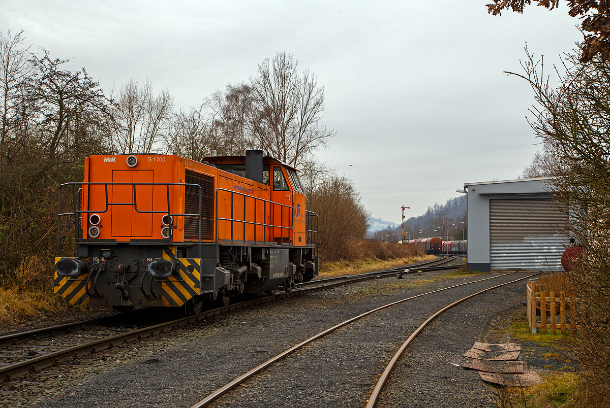 Die KSW 42 (92 80 1277 902-3 D-KSW), eine Vossloh MaK G 1700 BB der KSW (Kreisbahn Siegen-Wittgenstein) steht am 12.01.2022 in Herdorf beim Lokschuppen der KSW (Betriebsstätte Freien Grunder Eisenbahn). 

Weiter hinten erkennt man das Einfahrtsignal (Vor- und Hauptsignal) vom Bahnhof Herdorf an der KBS 462 – Hellertalbahn (Bahnstrecke Betzdorf-Haiger). Rechts unten im KSW Rangierbahnhof Herdorf (Freien Grunder Eisenbahn KSW NE447 / DB-Nr. 9275) stehen einige Coilwagen.
