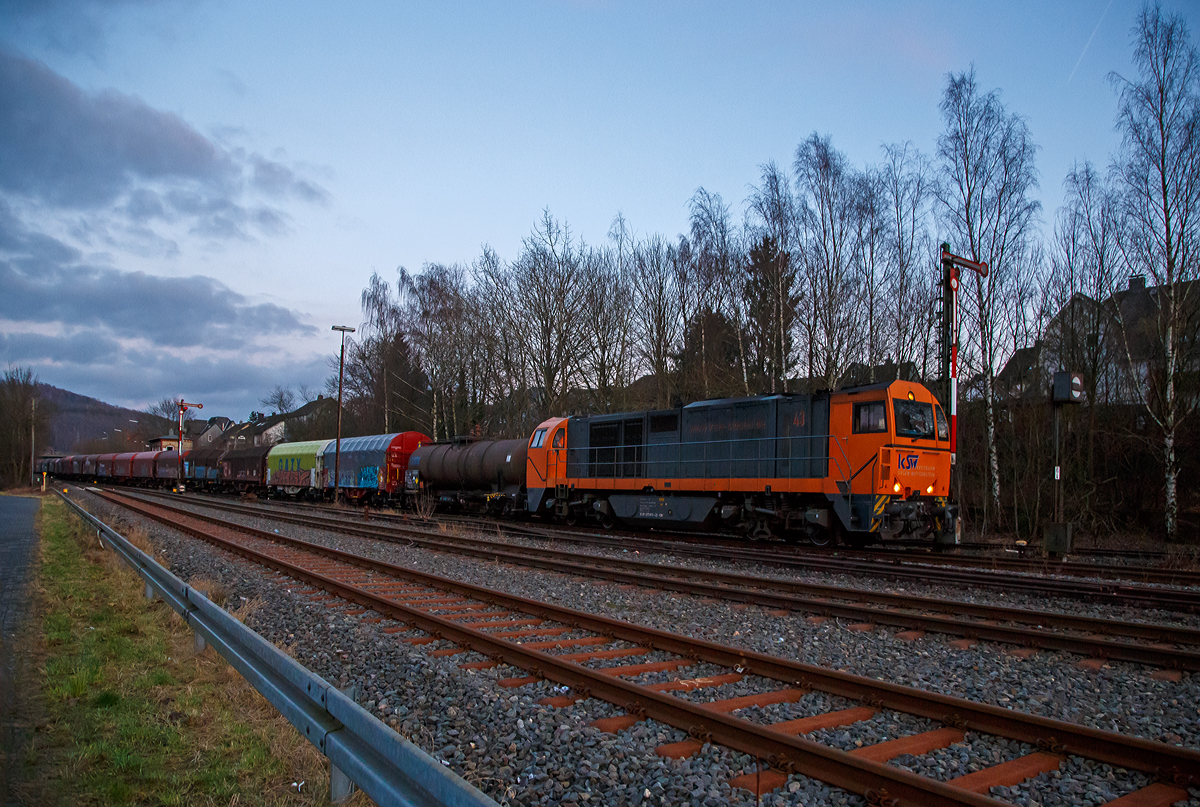 Die KSW 43 (92 80 1273 018-2 D-KSW) der KSW (Kreisbahn Siegen-Wittgenstein), verlässt am 28.01.2022 mit einem langen Übergabezug den KSW Rbf Herdorf (Betriebsstätte Freien Grunder Eisenbahn - NE 447), und fährt via Betzdorf (Sieg) nach Kreuztal. 

Nachmals einen lieben Gruß an den netten Lokführer zurück.

Die Lok 43 der KSW ist eine asymmetrische MaK G 2000 BB. Sie wurde 2002 bei Vossloh unter der Fabriknummer 1001327 gebaut und hat einen Caterpillar Motor 3516 B-HD mit 2.240 kW Leistung, die Höchstgeschwindigkeit beträgt 120 km/h.
