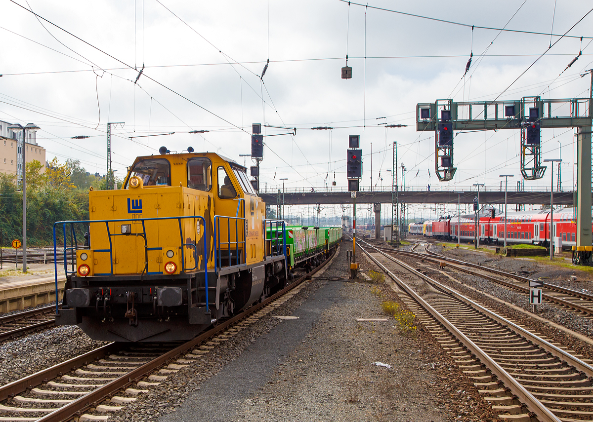 
Die LEONHARD WEISS 214 010-1 alias LW 88520 (92 80 1214 010-1 D-EVULW) mit einem Kippwagen-Zug (Gattung Fakks, Typ MK 45 DH) f�hrt am 01.10.2017 durch Gie�en in Richtung Marburg.

Die Spenderlok (eine V 100.20) wurde 1963 von Arnold Jung Lokomotivfabrik GmbH, Jungenthal bei Kirchen an der Sieg, unter der Fabriknummer 13664 gebaut und als V 100 2188 an die Deutsche Bundesbahn geliefert. Zum 01.01.1968 erfolgte dann die Umzeichnung in DB 212 188-7, als diese fuhr sie bis zur Ausmusterung im August 2001. Sp�ter ging sie dann an ALSTOM Lokomotiven Service GmbH in Stendal. Im Jahr  2008 wurde sie dann von ALS und GLG gem�� Umbaukonzept BR 214 in die heutige 214 010-1 umgebaut und an die LW - Leonhard Weiss GmbH & Co. KG in G�ppingen verkauft.

Die Modernisierung der in Szenekreisen aufgrund der eckigen Formen als  Lego-Lok  bezeichneten Maschinen umfasst:
Einbau eines neuen, leistungsstarken Dieselmotors (Caterpillar V-8- Dieselmotor, vom Typ CAT 3508 B SC) mit zugeh�riger Luftansaugung und Abgasanlage mit Partikelfilter
Einbau eines umgebauten und grund�berholten Str�mungsgetriebes
Einbau einer neuen K�hlanlage
Einbau einer Hydrostatikanlage f�r den Antrieb des K�hlerl�fters und des Luftverdichters
Ersatz des Heizdampfkessels durch eine Vorw�rmanlage
Einbau einer modernen Drucklufterzeugungsanlage mit Lufttrockner
Einbau einer modernen Druckluftbremsanlage
Umstellung der Bordelektrik von 110 V DC auf 24 V DC
Einbau einer elektronischen Loksteuerung und -�berwachung (SPS Schneider Selectron) und optionaler Funkfernsteuerung
Einbau einer optionalen Zugsicherungsanlage I 60 R
Einbau einer optionalen Zugfunkanlage
Neubau des F�hrerhauses nach ergonomischen und designerischen Gesichtspunkten mit hohem L�rm- und Brandschutzniveau

Bisher wurden 36 Fahrzeuge umgebaut. Die DB bezeichnet die von ihr angemieteten Loks als Baureihe 262 (als Baureihe 214 bzw. 714 wurden ja bereits die Lokomotiven der Tunnelrettungsz�ge bezeichnet).

TECHNISCHE DATEN:
Spurweite: 1.435 mm (Normalspur)
Achsfolge:  B´B´
L�nge �ber Puffer: 12.300 mm (12.500 �ber Rangierkupplung)
Drehzapfenabstand: 6.000 mm
Drehgestellachsstand: 2.200 mm
Gr��te H�he �ber SOK: 4.260 mm
Breite: 3.100 mm
Treibraddurchmesser:  950 mm (neu) / 870 mm (abgenutzt)
abgenutzt
Dienstgewicht: 61 t
H�chstgeschwindigkeit: 100 km/h / Rangiergang 60 km/h
Motor: Caterpillar V-8-Viertakt-Dieselmotor mit Turboaufladung und Ladeluftk�hlung, vom Typ CAT 3508 B SC
Motorhubraum:  34,5 l (Bohrung 170 mm x Hub 190 mm)
Motorgewicht: ca. 4.300 kg
Motornenndrehzahl : 1.800/min
Motorleistung:  970 kW
Antriebsleistung:  957 kW
Max. Anfahrzugkraft: 177 kN
kleinster befahrbarer Gleisbogen: 100 m
Bremse: KE-GP-mZ
Kraftstoffvorrat: 2.700 Liter