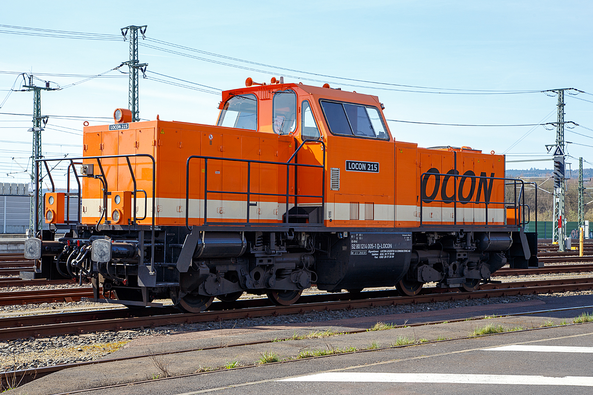 
Die LOCON 215 (92 80 1214 005-1 D-LOCON) der LOCON Logistik & Consulting AG, ex DB 262 005-2 (NVR: 92 80 1214 005-1 D-ALS), ex DB 212 250-5, ex DB V 100 2250, abgestellt am 25.03.2017 beim ICE-Bahnhof Montabaur. 

Die Spenderlok (eine V 100.20) wurde 1965 von MaK in Kiel unter der Fabriknummer 1000297 gebaut und als V 100 2250 an die Deutsche Bundesbahn geliefert. Zum 01.01.1968 erfolgte dann die Umzeichnung in DB 212 250-5, als diese fuhr sie bis zur Ausmusterung im Dezember 2001. Ende 2002 ging sie dann an ALSTOM Lokomotiven Service GmbH in Stendal. Im Jahr  2008 wurde sie dann von ALS und GLG gemäß Umbaukonzept BR 214 in die heutige 214 005-1 umgebaut. 2008 und 2009 war sie dann als Mietlok, als alias 262 005-2 bezeichnet jedoch mit der NVR-Nummer 92 80 1214 005-1 D-ALS, bei der Railion Deutschland AG bzw. DB Schenker Rail Deutschland AG, sowie bei der  DB Regio AG. Von 2010 bis 2013 war sie dann bei der an CC-Logistik als 262 005-2 bis sie dann im Juni 2013 an die LOCON ging. 

Das Umbaukonzept BR 214:
Mit der Gründung des Joint-Ventures ALSTOM Lokomotiven Service GmbH (ALS) wurden über 100 Loks des Typs V 100 (DB) in das Gemeinschaftsunternehmen (von ALSTOM und der Deutschen Bahn AG) eingebracht. Nachdem einige Loks verkauft werden konnten, verblieben rund 60 Maschinen, z.T. nur noch als Rahmen in Stendal. 

ALSTOM Lokomotiven Service GmbH (ALS) entstand aus dem Reichsbahnausbesserungswerk Stendal (kurz: Raw Stendal), nach der Wiedervereinigung wurde das Werk zum  Schienfahrzeugzentrum Stendal  der DB Regio AG. Aufgrund des geringeren eigenen Bedarfs kam es mehrfach zu Schließungsplänen. Schließlich entschloss sich die Deutsche Bahn AG zur Kooperation mit dem ALSTOM-Konzern im Rahmen eines Joint Venture. 

Gemeinsam mit der Gmeinder Lokomotivenfabrik GmbH (GLG) in Mosbach begann 2006 die Projektierung (Entwicklung) einer Lokomotive auf Basis des V 100.20-Fahrgestells unter Verwendung von Standard-Bauteilen für den Neuaufbau. Ende 2006 erfolgte die Beschlussfassung zur Durchführung des Projektes sowie ein Rahmenvertrag mit der GLG über die Lieferung von Hauptkomponenten wie z. B. Fahrerkabine, Steuerung, Bremsgerüst und Kühler. Zudem wurden die beiden ersten Loks bei GLG gefertigt. Die zwei entsprechenden Rahmen, der 212 196-0 und  212 197-8 (Jung Fabriknummer 13672 und 13673)  wurden im Januar 2007 per LKW von Stendal nach Mosbach überführt, im Sommer 2007 lief die Produktion weiterer Loks in Stendal an. Der Vertrag für zwei erste Loks wurde Anfang 2007 mit der NbE unterzeichnet, eine erste 214 wurde im Juni 2007 auf der Messe  transportlogistic  in München präsentiert. Die Bauartzulassung durch das Eisenbahnbundesamt wurde am 20. Mai 2008 erteilt, zugleich die Bezeichnung als Baureihe 1214 im EBA-Fahrzeugregister festgelegt. Für den Umbau werden nur die Rahmen und Drehgestelle bisheriger V 100 nach Aufarbeitung weiterverwendet.

Die Modernisierung der in Szenekreisen aufgrund der eckigen Formen als  Lego-Lok  bezeichneten Maschinen umfasst:
Einbau eines neuen, leistungsstarken Dieselmotors (Caterpillar V-8- Dieselmotor, vom Typ CAT 3508 B SC) mit zugehöriger Luftansaugung und Abgasanlage mit Partikelfilter
Einbau eines umgebauten und grundüberholten Strömungsgetriebes
Einbau einer neuen Kühlanlage
Einbau einer Hydrostatikanlage für den Antrieb des Kühlerlüfters und des Luftverdichters
Ersatz des Heizdampfkessels durch eine Vorwärmanlage
Einbau einer modernen Drucklufterzeugungsanlage mit Lufttrockner
Einbau einer modernen Druckluftbremsanlage
Umstellung der Bordelektrik von 110 V DC auf 24 V DC
Einbau einer elektronischen Loksteuerung und -überwachung (SPS Schneider Selectron) und optionaler Funkfernsteuerung
Einbau einer optionalen Zugsicherungsanlage I 60 R
Einbau einer optionalen Zugfunkanlage
Neubau des Führerhauses nach ergonomischen und designerischen Gesichtspunkten mit hohem Lärm- und Brandschutzniveau

Bisher wurden 36 Fahrzeuge umgebaut. Die DB bezeichnet die von ihr angemieteten Loks als Baureihe 262 (als Baureihe 214 bzw. 714 wurden ja bereits die Lokomotiven der Tunnelrettungszüge bezeichnet).

TECHNISCHE DATEN:
Spurweite: 1.435 mm (Normalspur)
Achsfolge:  B´B´
Länge über Puffer: 12.300 mm (12.500 über Rangierkupplung)
Drehzapfenabstand: 6.000 mm
Drehgestellachsstand: 2.200 mm
Größte Höhe über SOK: 4.260 mm
Breite: 3.100 mm
Treibraddurchmesser:  950 mm (neu) / 870 mm (abgenutzt)
abgenutzt
Dienstgewicht: 61 t
Höchstgeschwindigkeit: 100 km/h / Rangiergang 60 km/h
Motor: Caterpillar V-8-Viertakt-Dieselmotor mit Turboaufladung und Ladeluftkühlung, vom Typ CAT 3508 B SC
Motorhubraum:  34,5 l (Bohrung 170 mm x Hub 190 mm)
Motorgewicht: ca. 4.300 kg
Motornenndrehzahl : 1.800/min
Motorleistung:  970 kW
Antriebsleistung:  957 kW
Max. Anfahrzugkraft: 177 kN
kleinster befahrbarer Gleisbogen: 100 m
Bremse: KE-GP-mZ
Kraftstoffvorrat: 2.700 Liter
