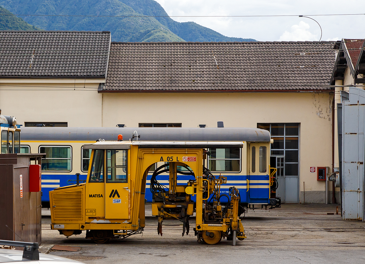 
Die Matisa A 05 L Kleinstoffmaschine der SSIF (Società subalpina di imprese ferroviarie) am 15.09.2017 im Depot Domodossola. 