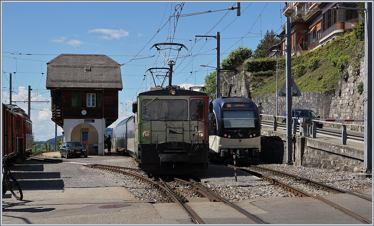 Die MOB GDe 4/4 6006 mit ihrem Panoramic Express kreuzt in Chamby ihren Gegenzug, der schon fast hinter dem Panoramic Express verschwindet. 

21. Juni 2020
