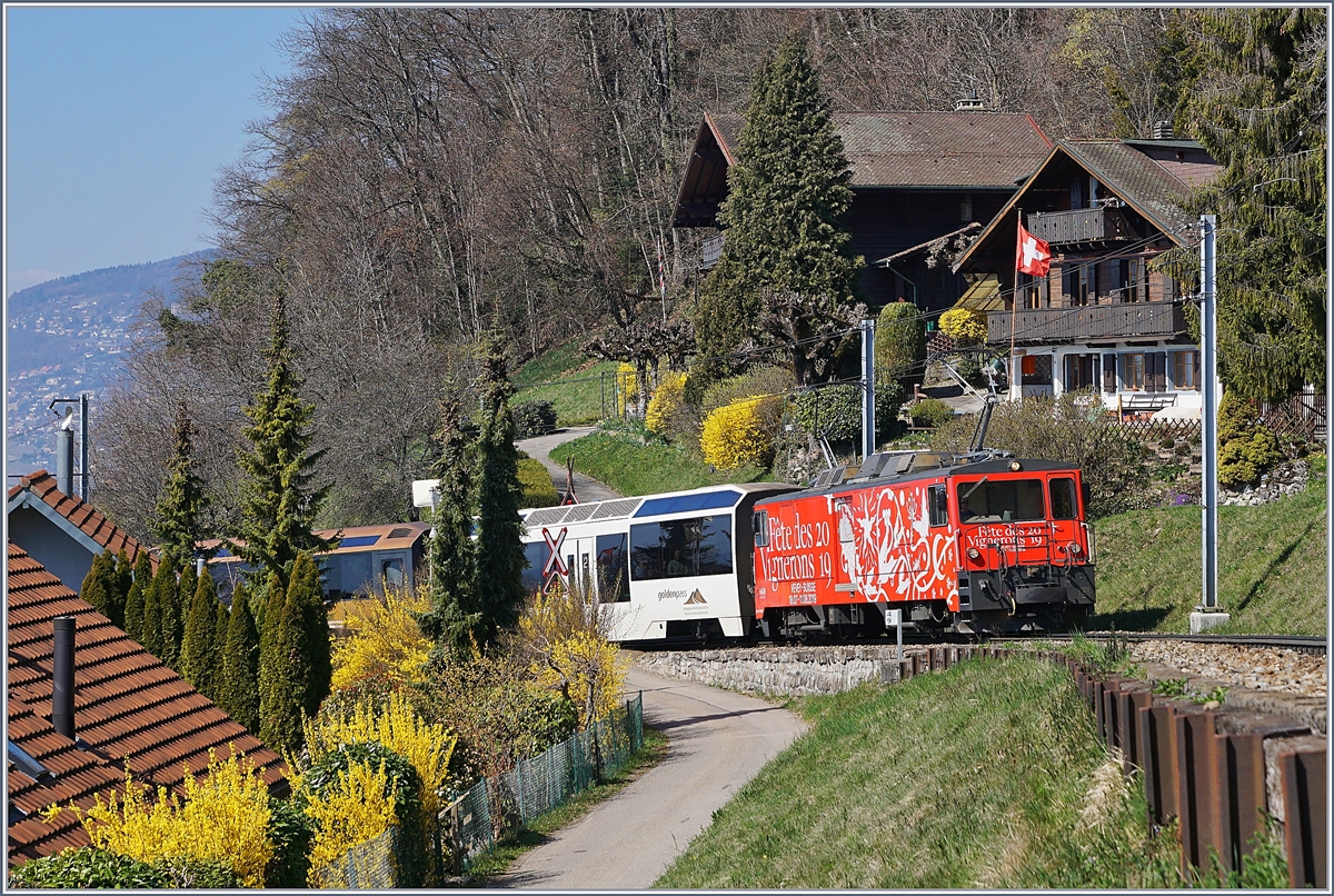 Die MOB GDe 4/4  Fêtes des Vignerons  fährt mit einem Regionalzug kurz nach Chernex in Richtung Zweismmen.

29. März 2019