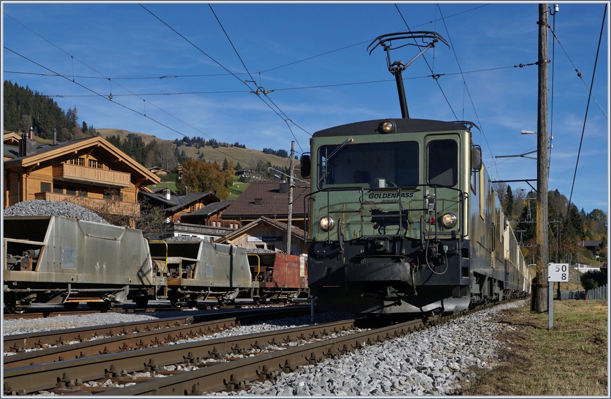 Die MOB GDe 4/4  Schockoladenlok  mit einem GoldenPass Classic (Zweisimmen-SEV) - Saanemöser - Montreux beim Halt in Schönried.
29.10.2016
