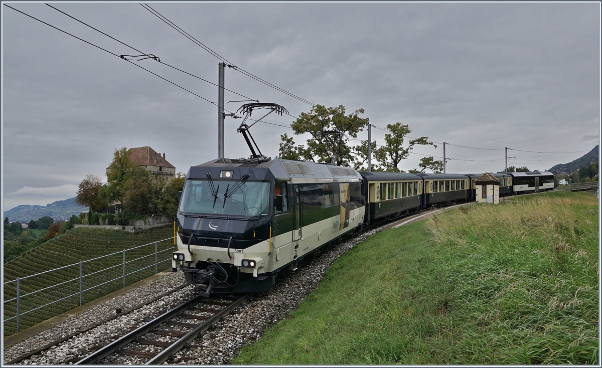 Die MOB Ge 4/4 8001 mit dem MOB Belle Epoque Zug 2217 Zweisimmen - Montreux bei Châtelard VD. In der Regel wird der Zug von zwei ABe 4/4 / Be 4/4 (Alpina) Serie 9000 im Sandwich befördert.

4. Okt. 2019 