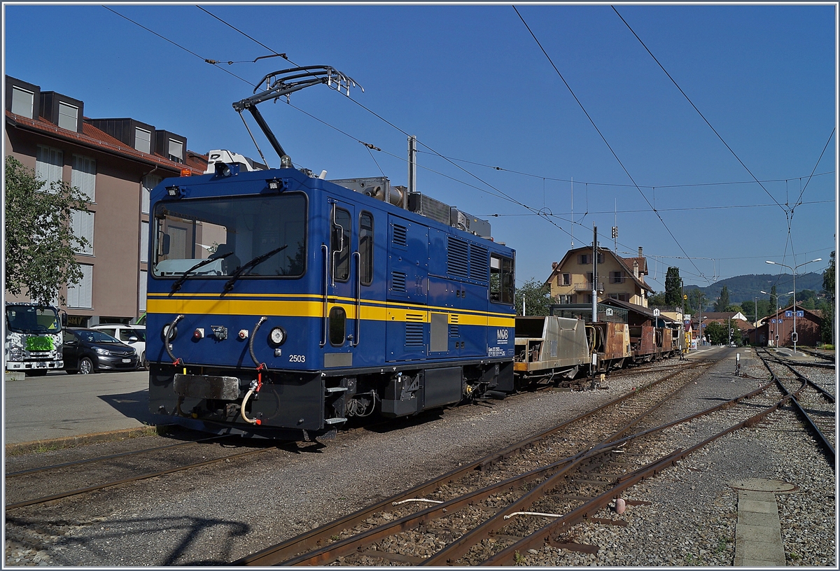 Die MOB Gem 2/2 2503 mit einem leeren Schotterwagen Zug in Blonay.

28. Juni 2019