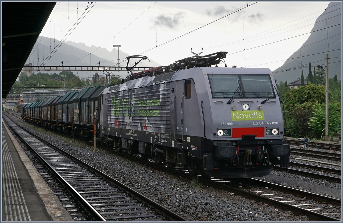 Die MRCE 189 090  Göttingen  (UIC 91 80 6189 990-5 D-Dispo Class 189-VE), vermietet an SBB Cargo, in der Novelis-Farbgebung mit einem Teil ihres Aluminiumzuges in Sierre.
31. Juli 2017