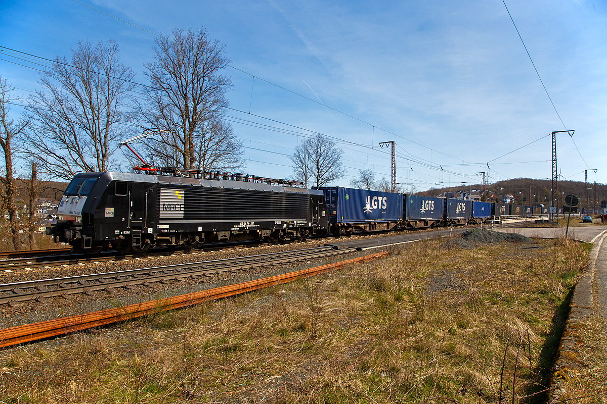 Die MRCE Dispolok E 189-287 bzw. ES 64 F4 - 287 / LZB 189 287-6 (91 80 6189 287-6 D-DISPO Class 189-VK) fährt am 11.04.2022 mit einem GTS - Container-Zug durch Wilnsdorf-Rudersdorf in Richtung Siegen, in Siegen geht es dann über die Siegstrecke in Richtung Köln. Die italienische GTS Logistic aus Bari ist seit 1977 im Kombiverkehr tätig.

Die Siemens EuroSprinter wurde 2009 von Siemens in München - Allach unter der Fabriknummer 21633 gebaut. Diese Lok hat Zulassung für Deutschland, Österreich und die Niederlande.

Die BR 189 (Siemens ES64F4) hat eine Vier-Stromsystem-Ausstattung. Sie ist in allen vier in Europa üblichen Bahnstromsystemen einsetzbar. Diese hier hat die Variante K (Class 189-VK) und besitzt die Zugbeeinflussungssysteme LZB/PZB, ETCS und ATB für den Einsatz in Deutschland, Österreich und den Niederlanden.
Die Stromabnehmerbestückung ist folgende:
Pos. 1: D, A, NL (AC)
Pos. 2: NL (DC)
Pos. 3: NL (DC)
Pos. 4: D, A, NL (AC)