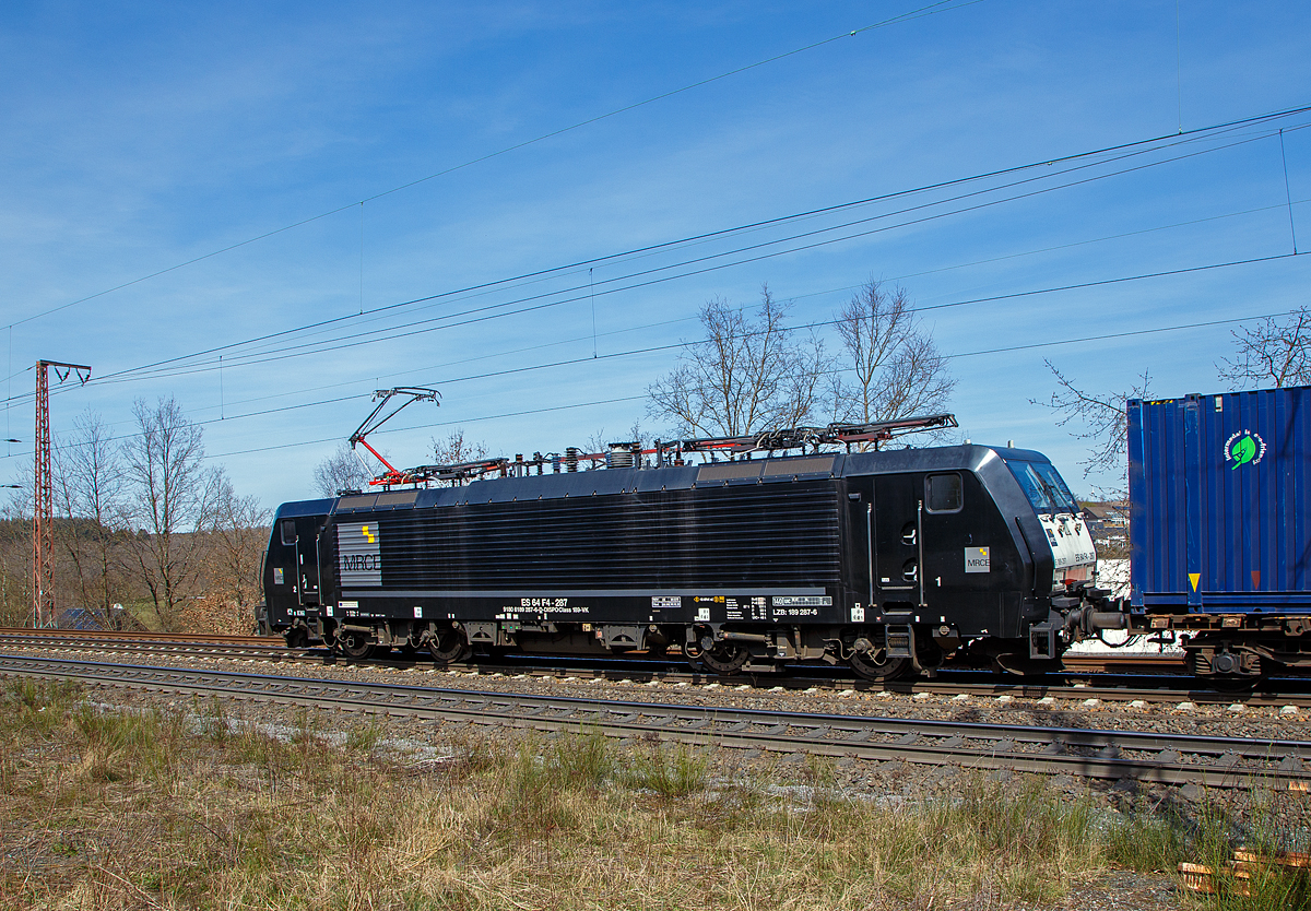 Die MRCE Dispolok E 189-287 bzw. ES 64 F4 - 287 / LZB 189 287-6 (91 80 6189 287-6 D-DISPO Class 189-VK) fährt am 11.04.2022 mit einem GTS - Container-Zug durch Wilnsdorf-Rudersdorf in Richtung Siegen, in Siegen geht es dann über die Siegstrecke in Richtung Köln. Die italienische GTS Logistic aus Bari ist seit 1977 im Kombiverkehr tätig.

Die Siemens EuroSprinter wurde 2009 von Siemens in München - Allach unter der Fabriknummer 21633 gebaut. Diese Lok hat Zulassung für Deutschland, Österreich und die Niederlande.

Die BR 189 (Siemens ES64F4) hat eine Vier-Stromsystem-Ausstattung. Sie ist in allen vier in Europa üblichen Bahnstromsystemen einsetzbar. Diese hier hat die Variante K (Class 189-VK) und besitzt die Zugbeeinflussungssysteme LZB/PZB, ETCS und ATB für den Einsatz in Deutschland, Österreich und den Niederlanden.
Die Stromabnehmerbestückung ist folgende:
Pos. 1: D, A, NL (AC)
Pos. 2: NL (DC)
Pos. 3: NL (DC)
Pos. 4: D, A, NL (AC)
