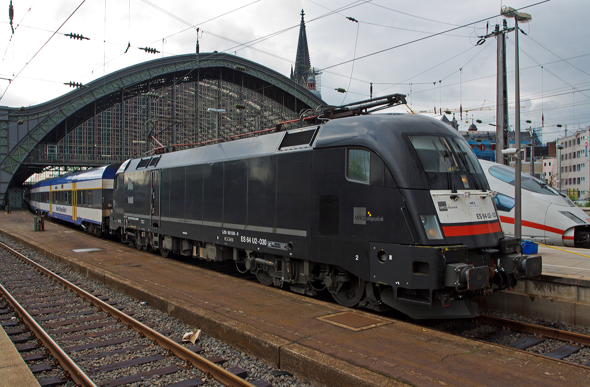 
Die MRCE Dispolok ES 64 U2-030 (91 80 6 182 530-6 D-DISPO) ist gerade (am 29.08.2014) mit dem Hamburg-K�ln-Express (HKX 1800) in der Endstation K�ln Hbf angekommen. Die Wagengarnitur bestand aus  Bombardier Married-Pair-Wagen der Nord-Ostsee-Bahn (NOB) eigentlich f�r den Betrieb der Marschbahn. 