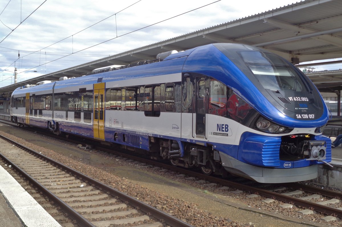 Die Neue von der Niederbarminer Eisenbahn: PESA SA-139-017 h�lt am 5 April 2018 in Berlin-Lichtenberg.