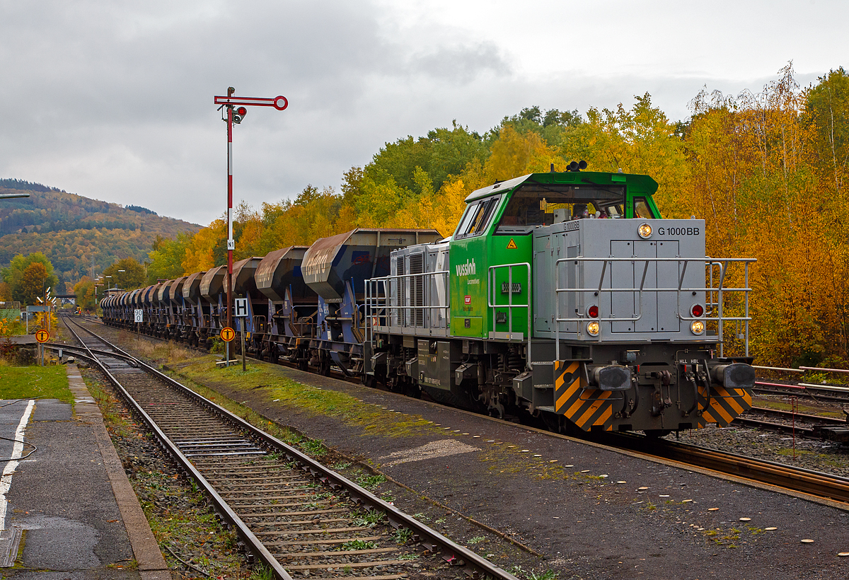 
Die nun an die KAF - Falkenhahn Bau AG (Kreuztal) vermietete 271 006-9 (92 80 1271 006-9 D-VL), ein Vossloh G 1000 BB der Vossloh Locomotives GmbH drückt am 23.10.2020 mit einem Schotterzug (zweiachsige Schüttgutwagen der Gattung Fccpps) vom Bahnhof Herdorf in Richtung Neunkirchen. Im Abschnitt zwischen Herdorf und Neunkirchen der Hellertalbahn (KBS 462) war zuvor die Bettungsreinigungsmaschine RM 95-800 W der MGW im Einsatz, nun muss nachgeschottert werden.

Die Lok wurde 2016 von Vossloh in Kiel unter der Fabriknummer 5602198 gebaut.