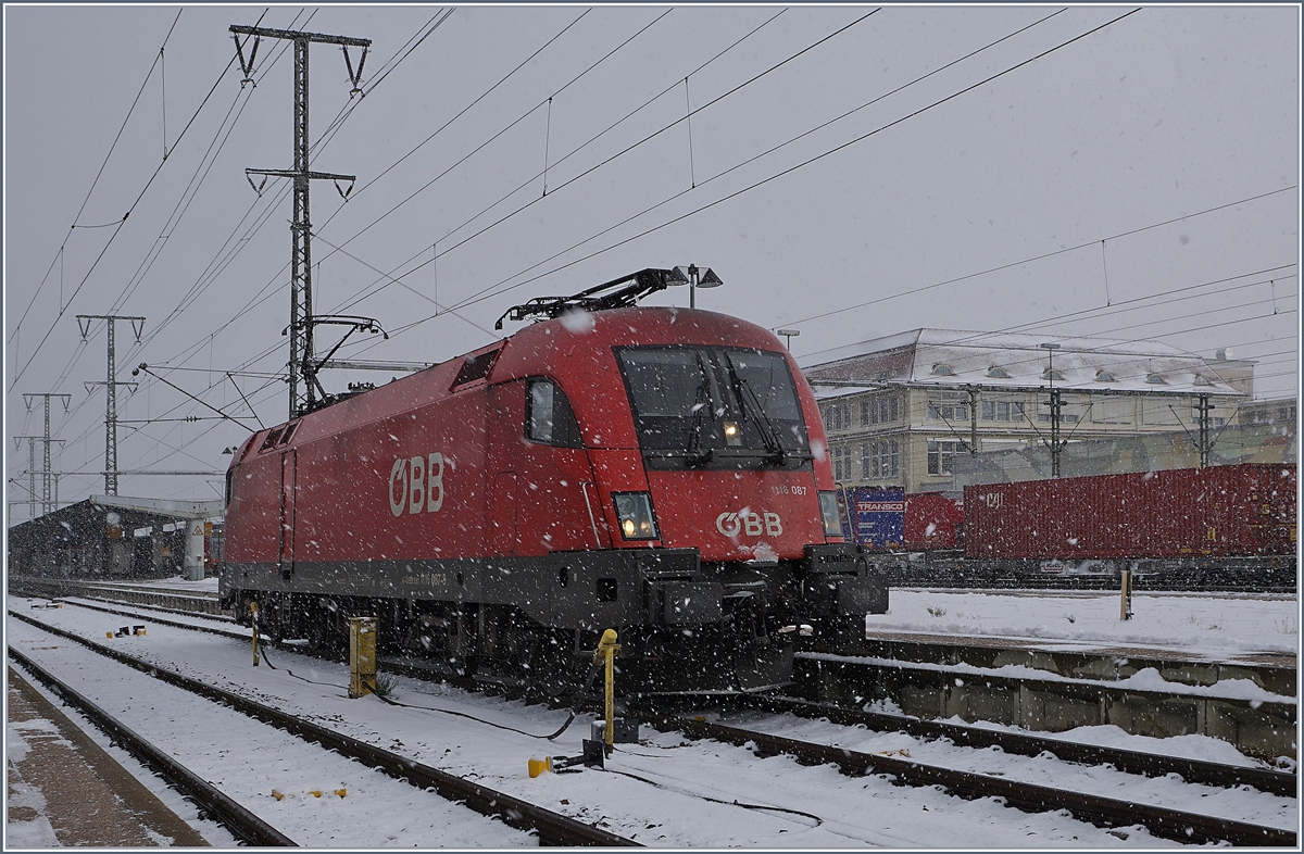 Die ÖBB 1116 087 welche den IC 183 von Stuttgart nach Singen brachte wartet nun auf die Rückleistung.
9. Dez. 2017