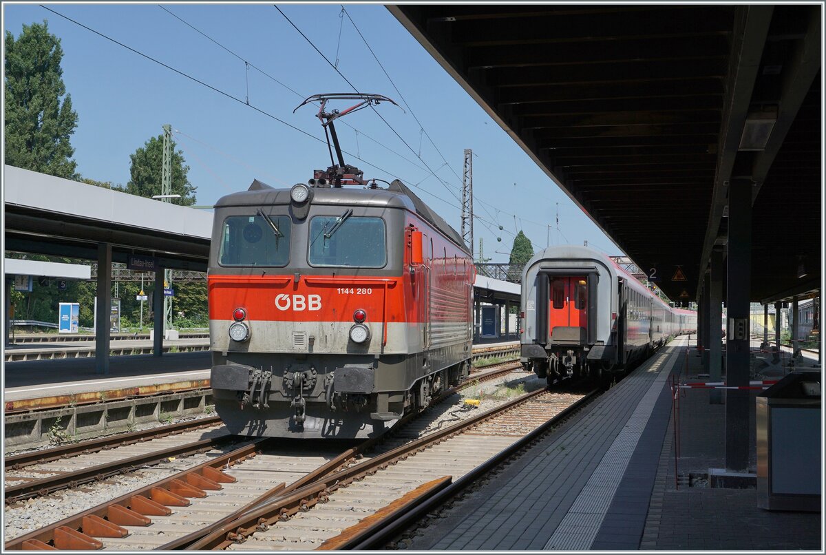 Die ÖBB 1144 280 ist mit ihrem IC 118  Bodensee  am heutigen Zielbahnhof Lindau Insel angekommen und rangiert nun um den Zug weg zu stellen. 

14. August 2021