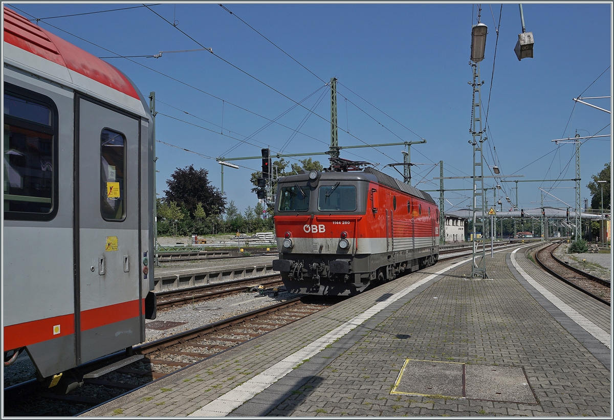 Die ÖBB 1144 280 übernimmt in Lindau Insel den (Leer)-Wagensatz des IC Bodensee von Innsbruck, der baustellenbedingt heute hier endet und wird ihn auf ein Abstellgeleis fahren 

14. August 2021